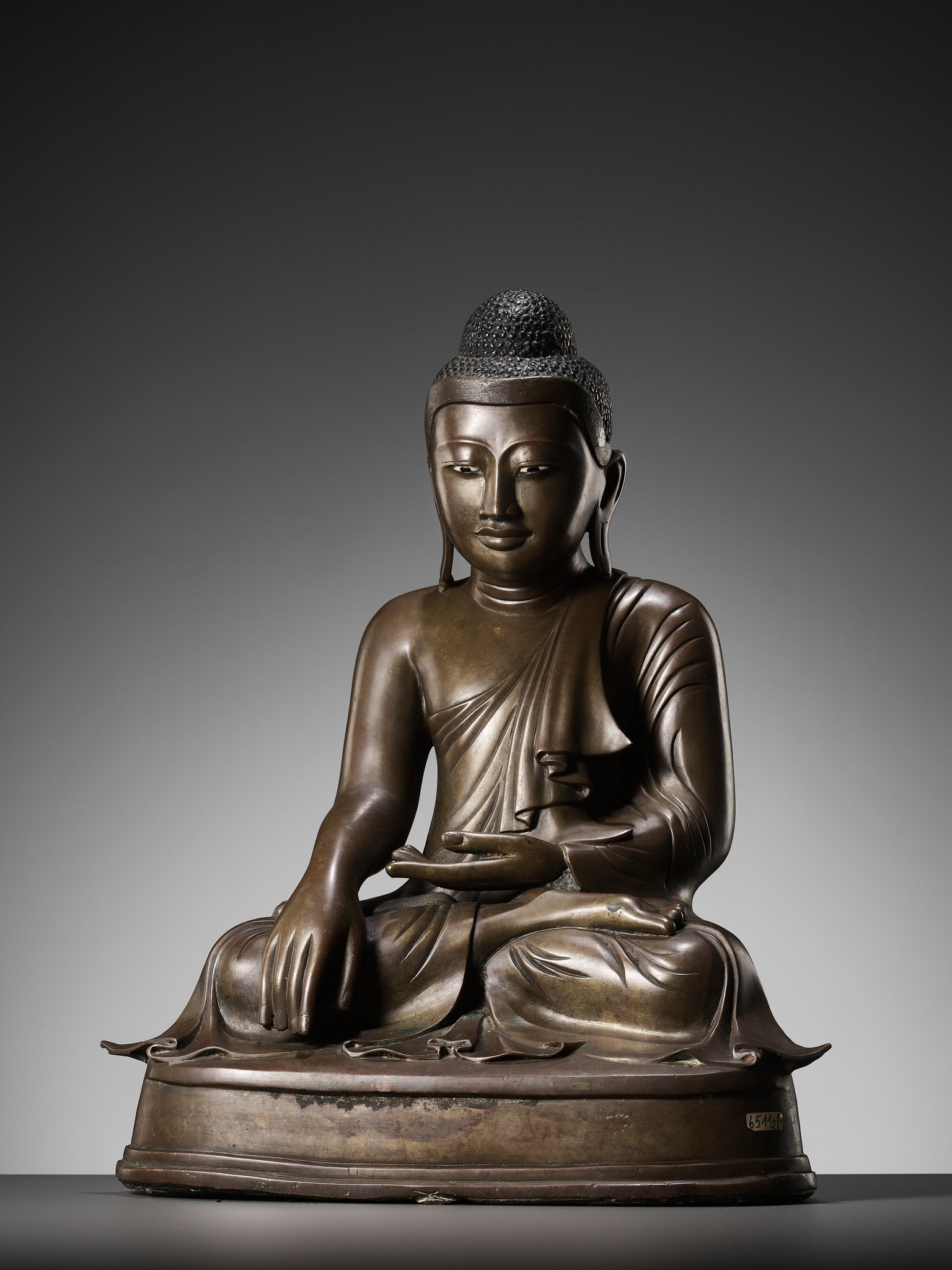 A BRONZE STATUE OF BUDDHA SHAKYAMUNI, MANDALAY PERIOD - Image 2 of 16