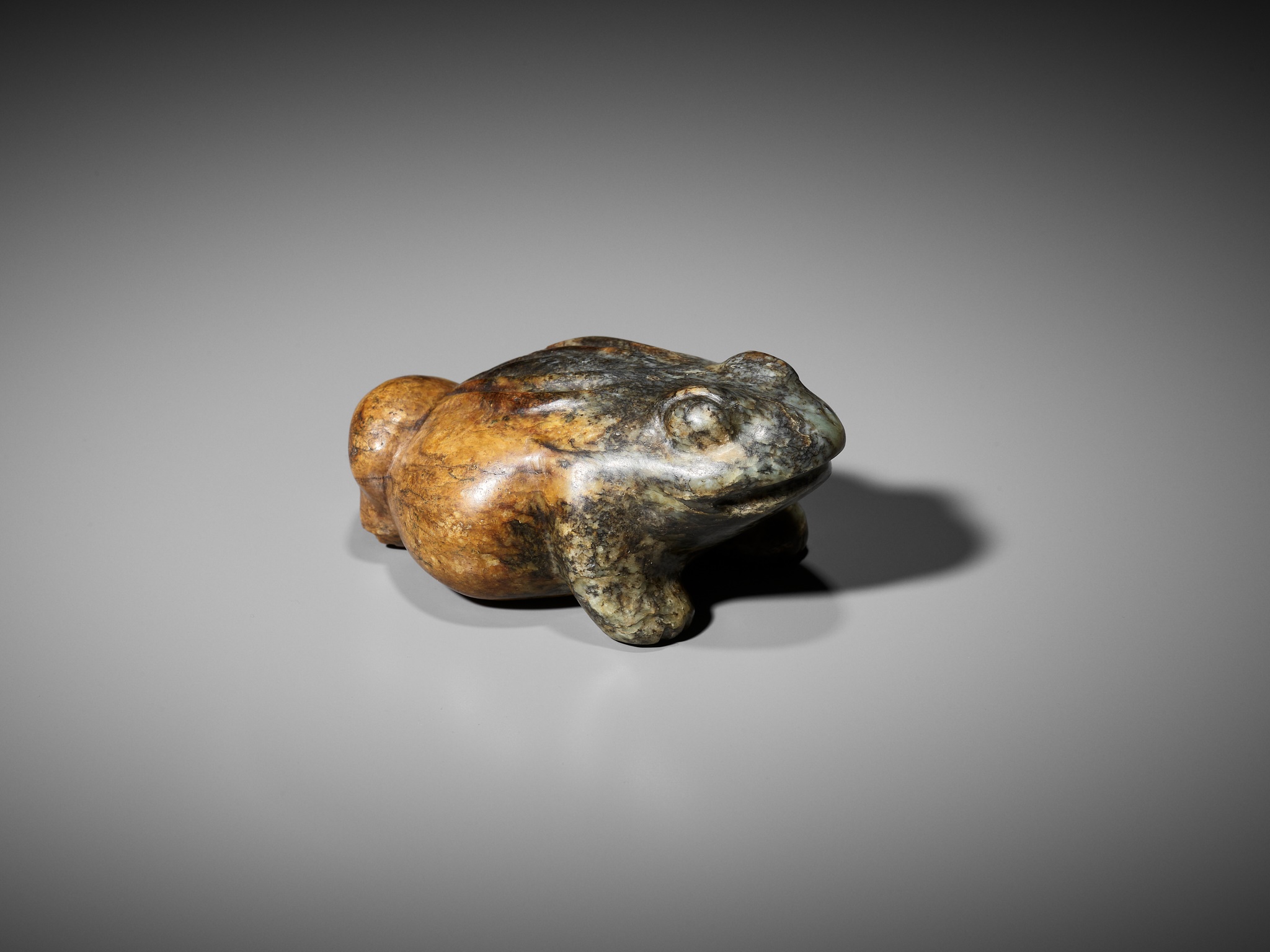 A LARGE GREEN AND RUSSET JADE FIGURE OF A THREE-LEGGED TOAD, MING DYNASTY - Image 11 of 13
