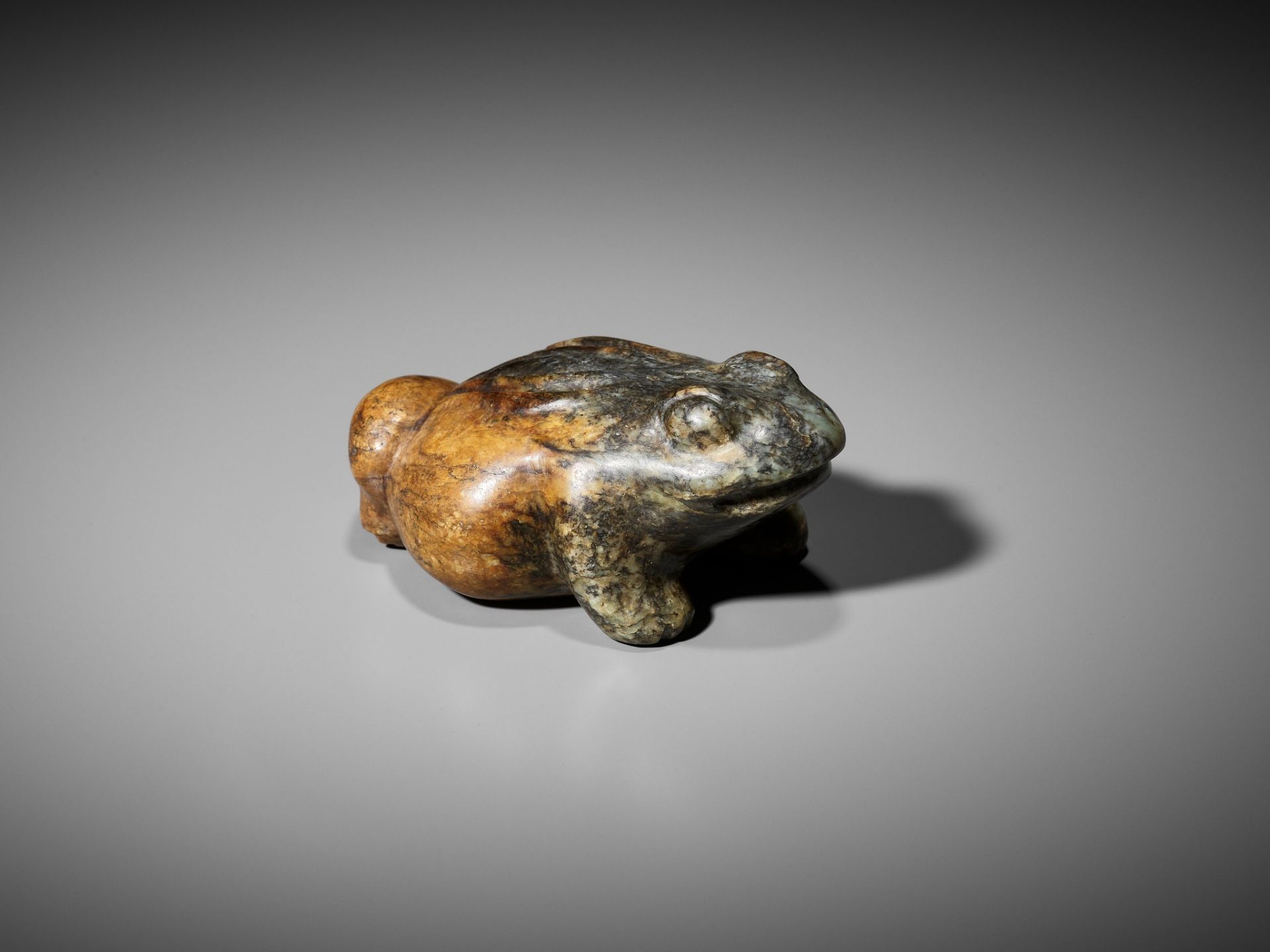 A LARGE GREEN AND RUSSET JADE FIGURE OF A THREE-LEGGED TOAD, MING DYNASTY - Image 11 of 13