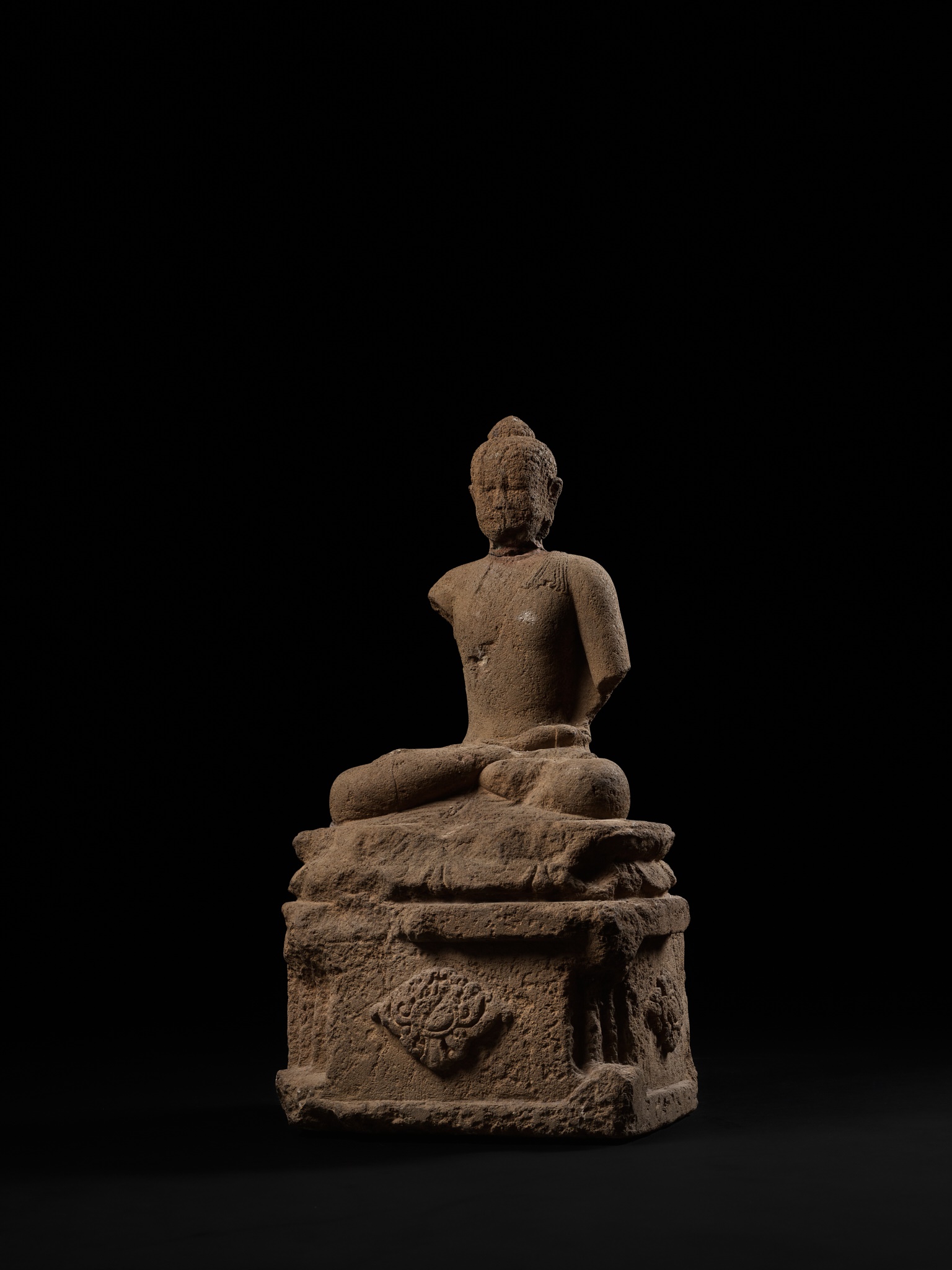 A MAJAPAHIT VOLCANIC STONE FIGURE OF BUDDHA VAIROCANA - Image 2 of 14