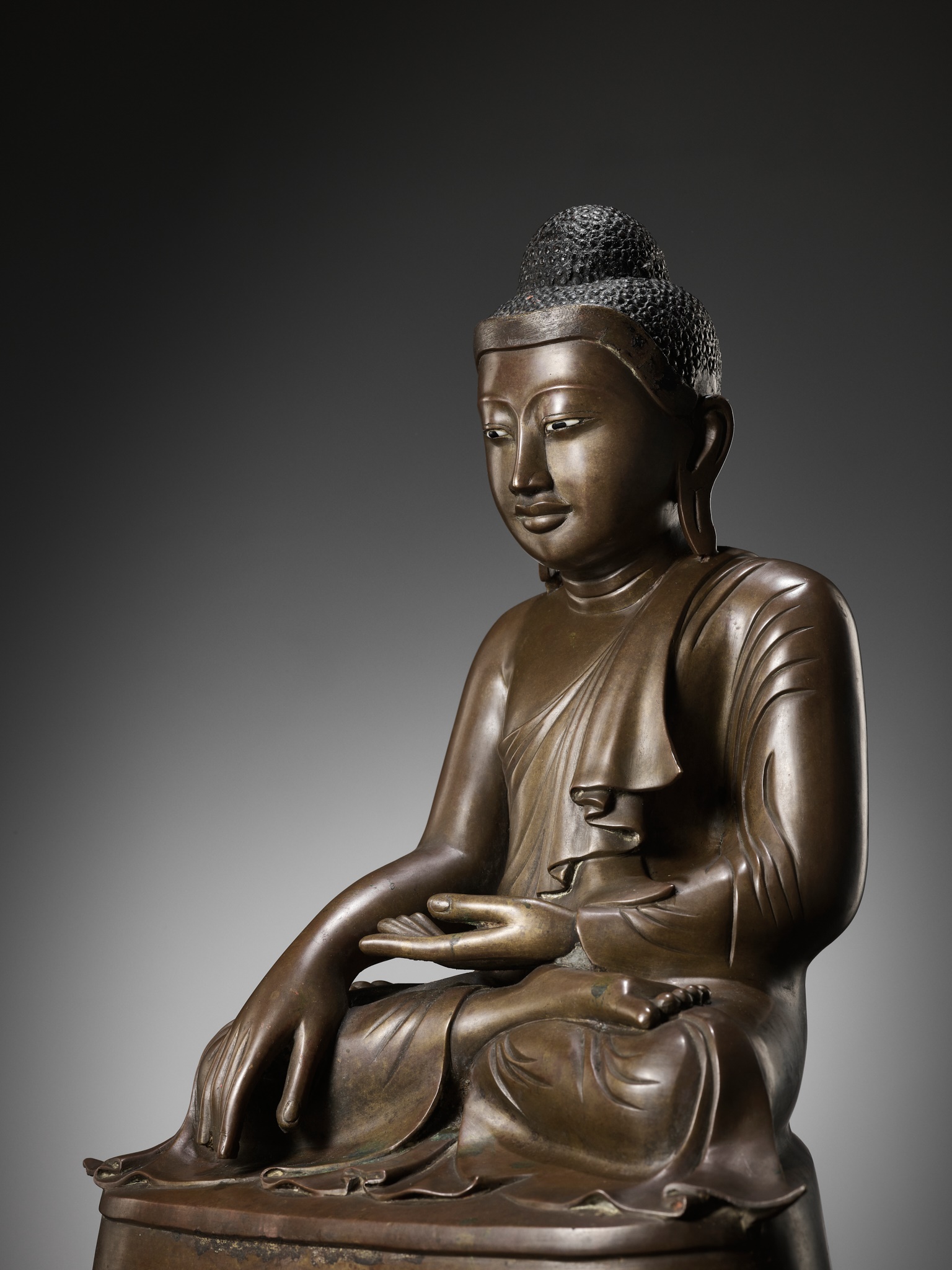 A BRONZE STATUE OF BUDDHA SHAKYAMUNI, MANDALAY PERIOD - Image 13 of 16