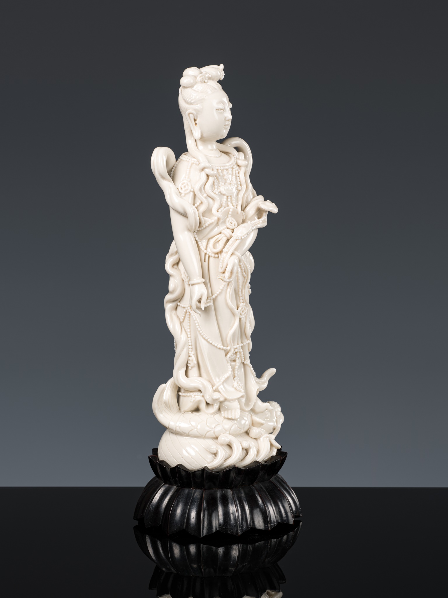 A DEHUA FIGURE OF GUANYIN, BY CHEN WEI, 18TH-19TH CENTURY - Image 5 of 9