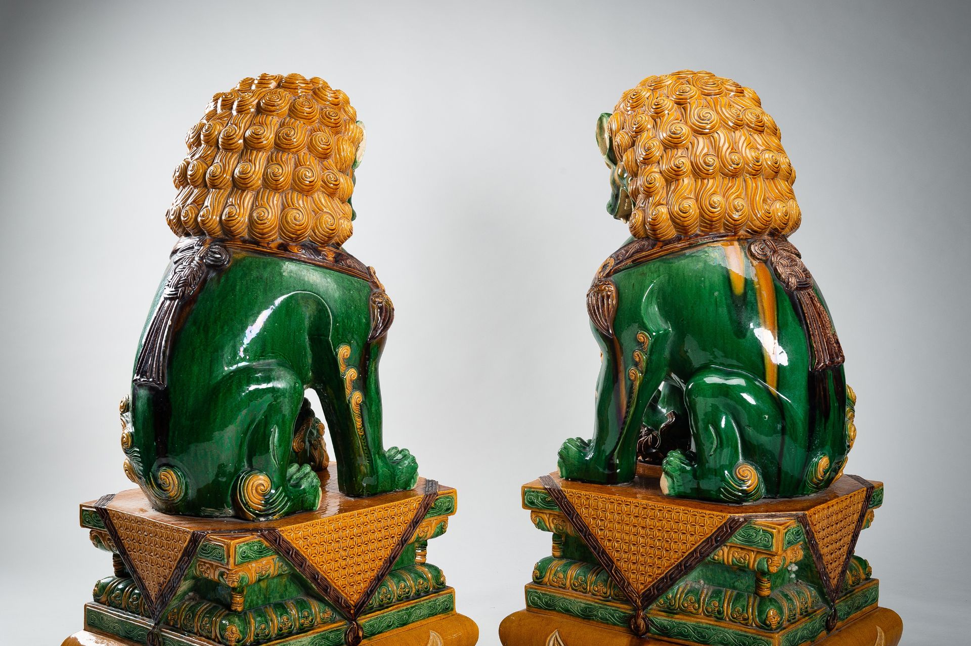 A VERY LARGE SANCAI-GLAZED PAIR OF BUDDHIST LIONS, QING - Image 22 of 31