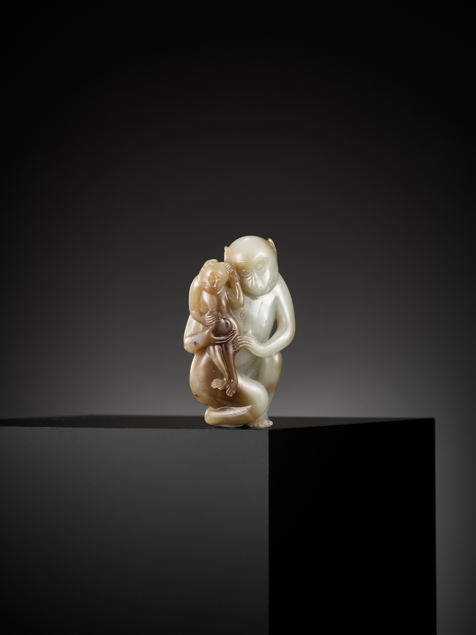 A FINE PALE CELADON AND CHESTNUT BROWN JADE 'MONKEYS AND PEACH' GROUP, 18TH CENTURY - Image 9 of 21