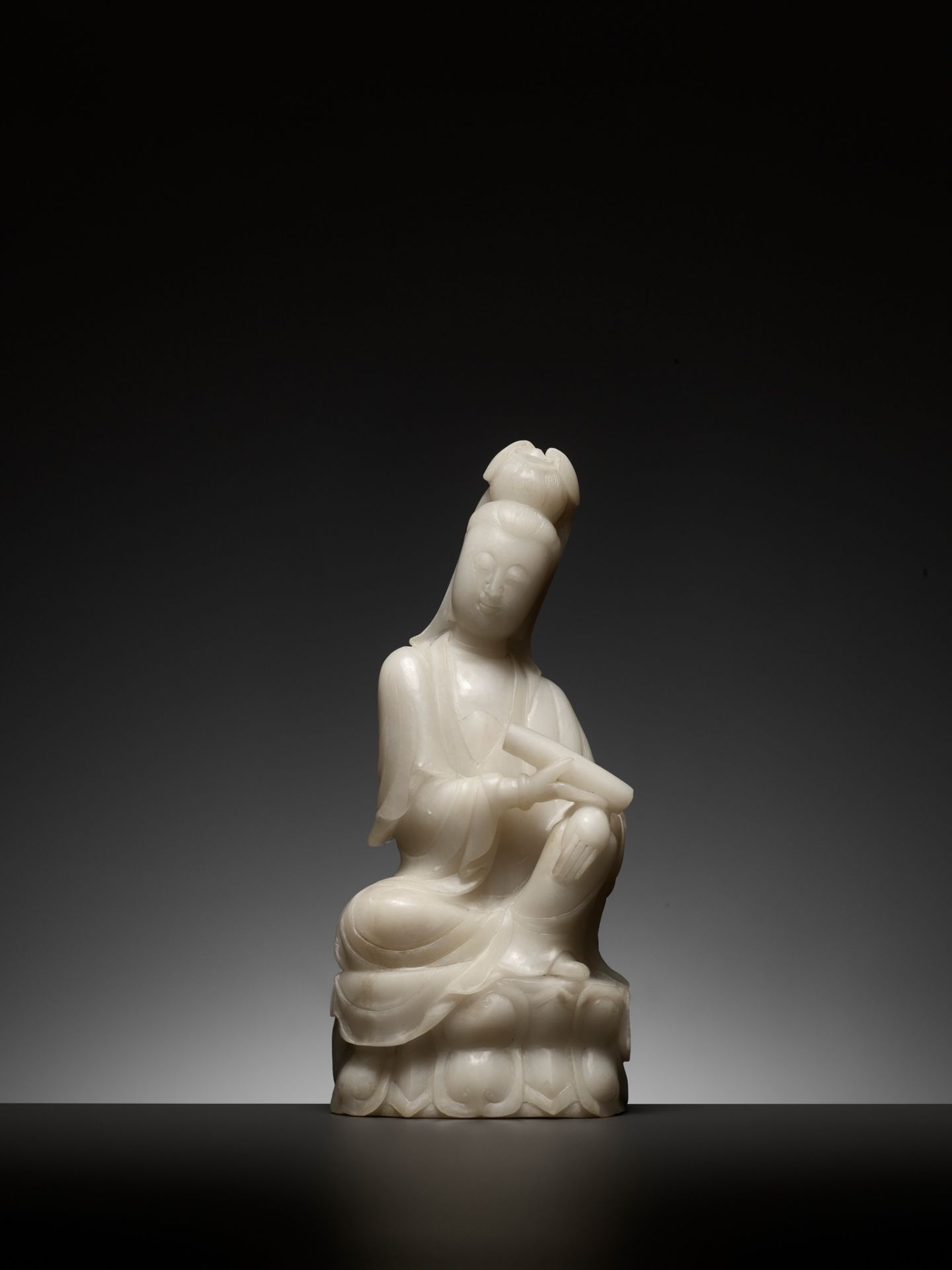 A CARVED ALABASTER FIGURE OF GUANYIN, LATE QING DYNASTY - Image 3 of 8