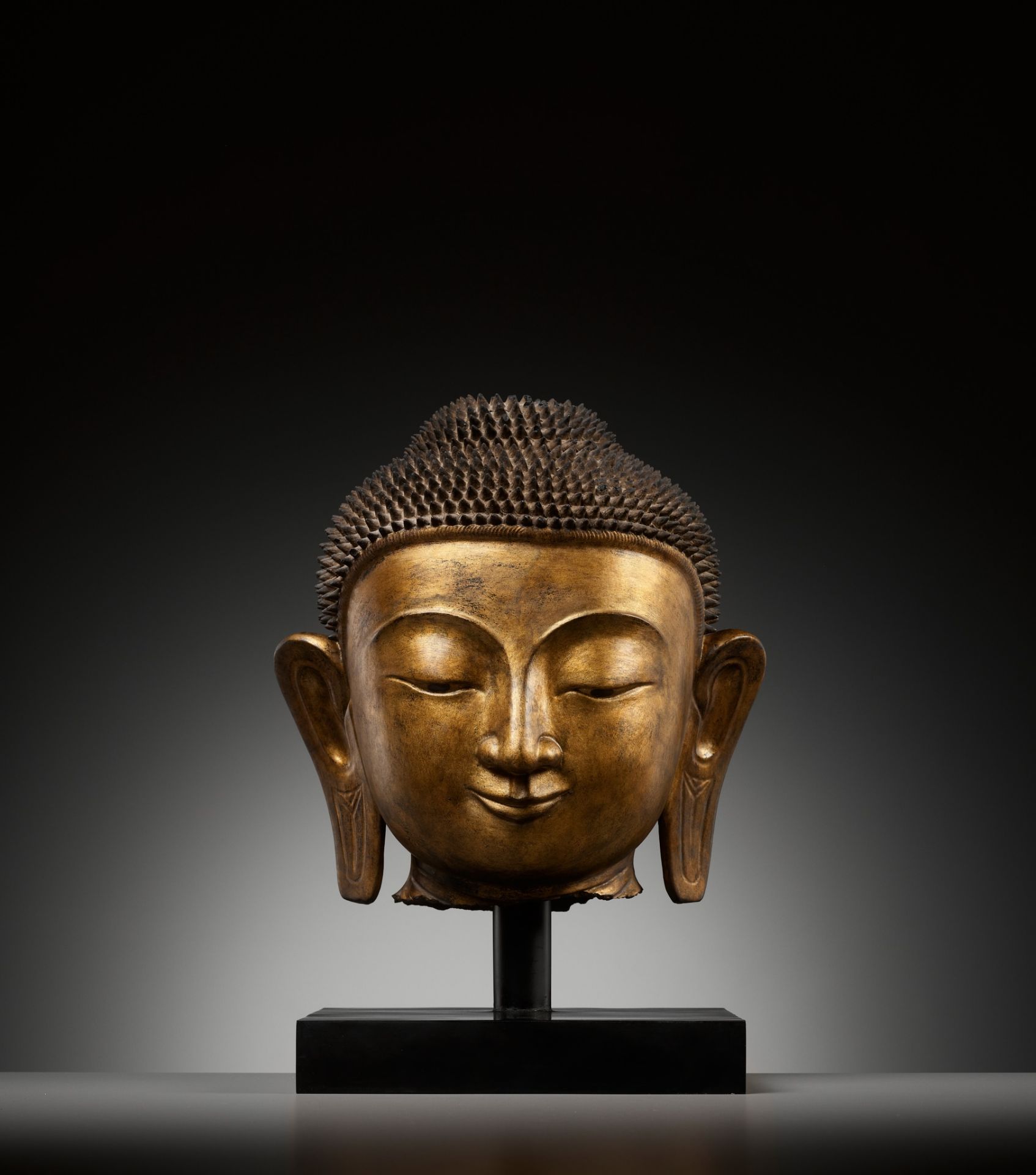 A LARGE GILT DRY LACQUER HEAD OF BUDDHA, SHAN STYLE, BURMA, 19TH CENTURY - Image 5 of 10