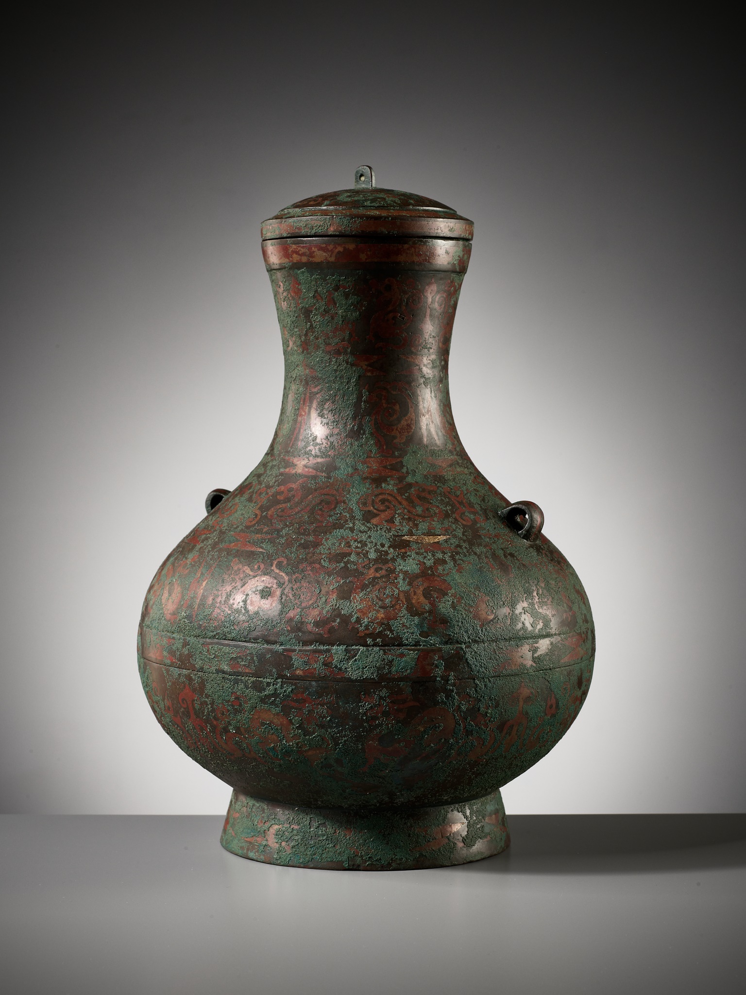 A COPPER-INLAID BRONZE RITUAL WINE VESSEL AND COVER, HU, EASTERN ZHOU DYNASTY - Image 10 of 27