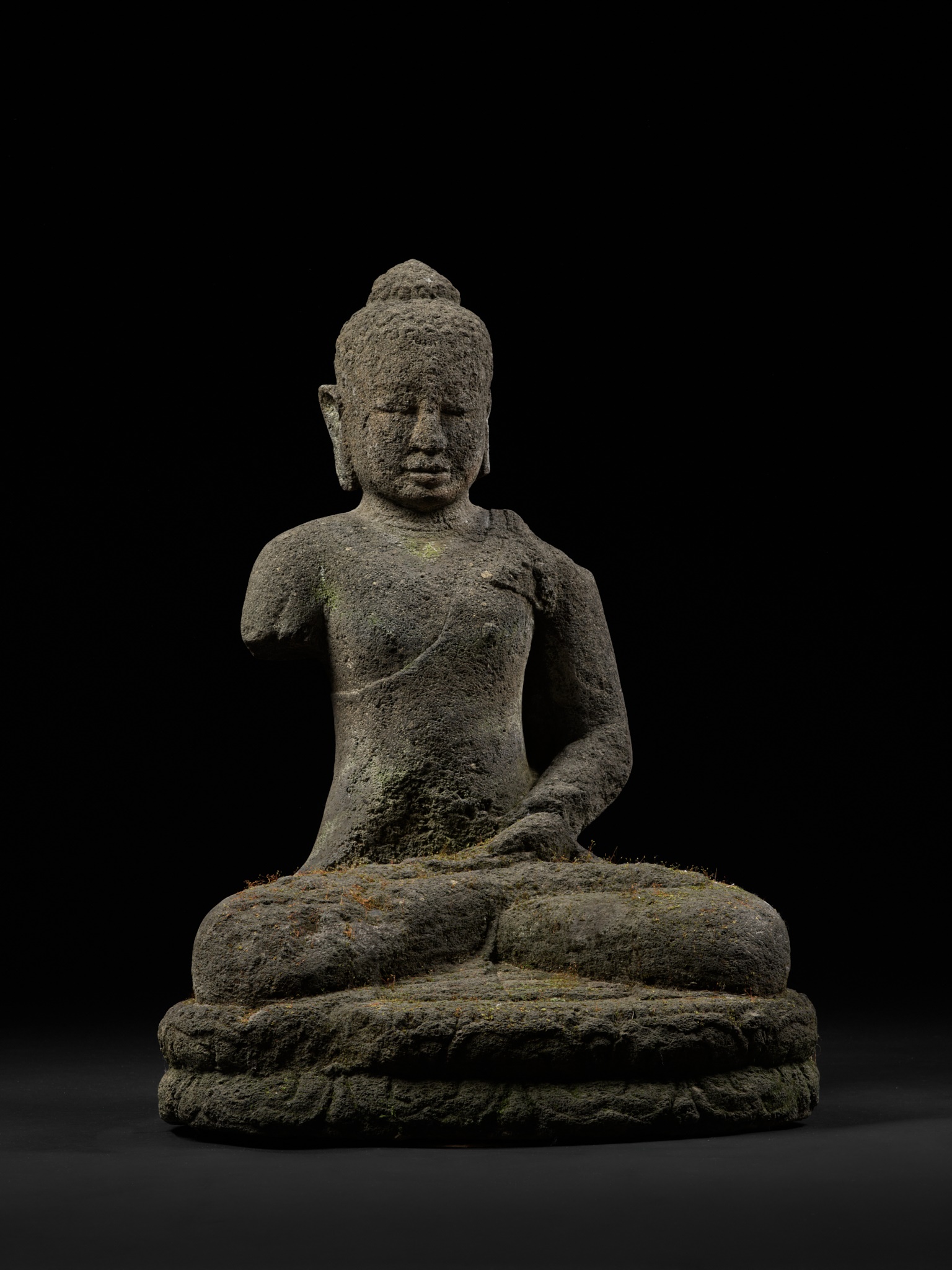 A VOLCANIC STONE FIGURE OF BUDDHA, CENTRAL JAVA, INDONESIA, FIRST HALF OF THE 9TH CENTURY - Image 6 of 14