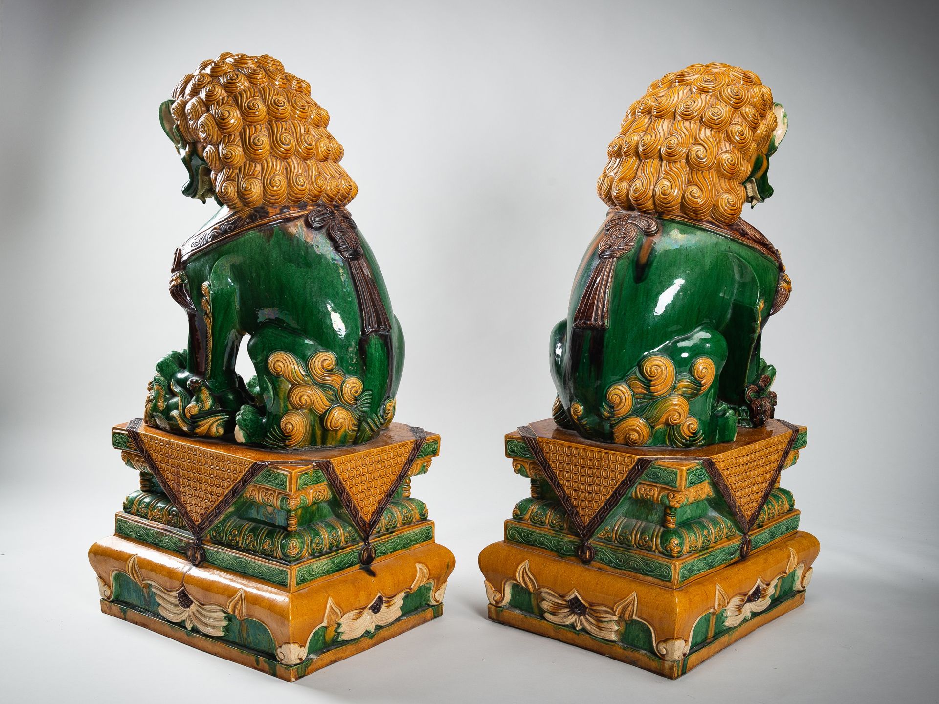 A VERY LARGE SANCAI-GLAZED PAIR OF BUDDHIST LIONS, QING - Image 21 of 31