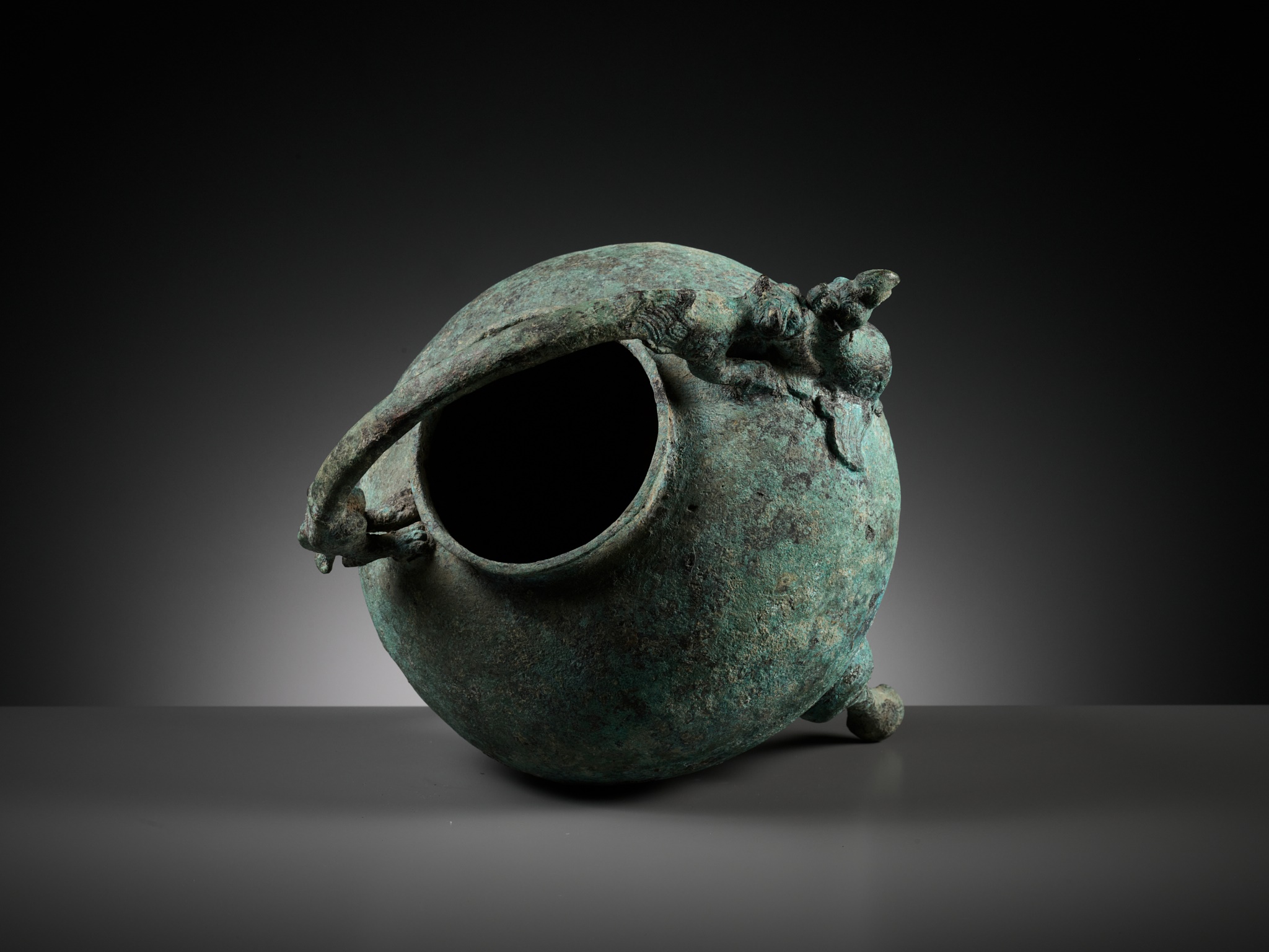 A BRONZE TRIPOD RITUAL VESSEL AND COVER, HE, LATE WARRING STATES TO WESTERN HAN PERIOD - Image 18 of 20