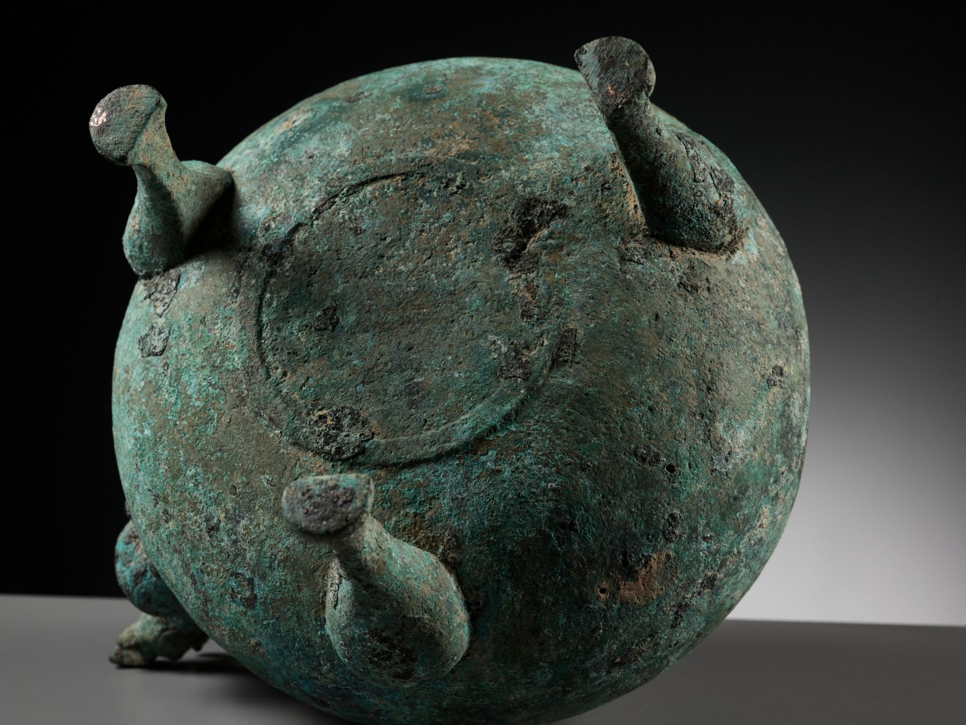 A BRONZE TRIPOD RITUAL VESSEL AND COVER, HE, LATE WARRING STATES TO WESTERN HAN PERIOD - Image 20 of 20