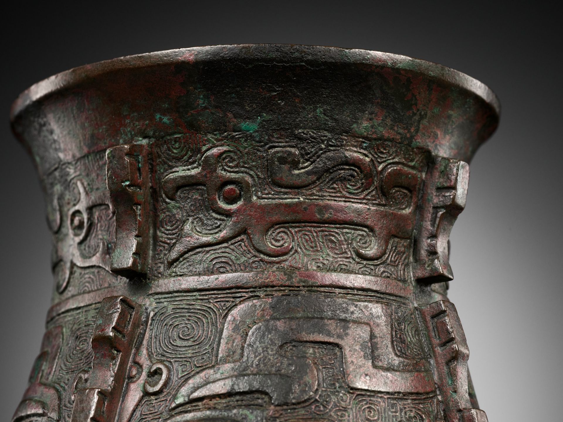 A RARE BRONZE RITUAL WINE VESSEL, ZHI, SHANG DYNASTY, CHINA, 13TH-12TH CENTURY BC - Image 9 of 25