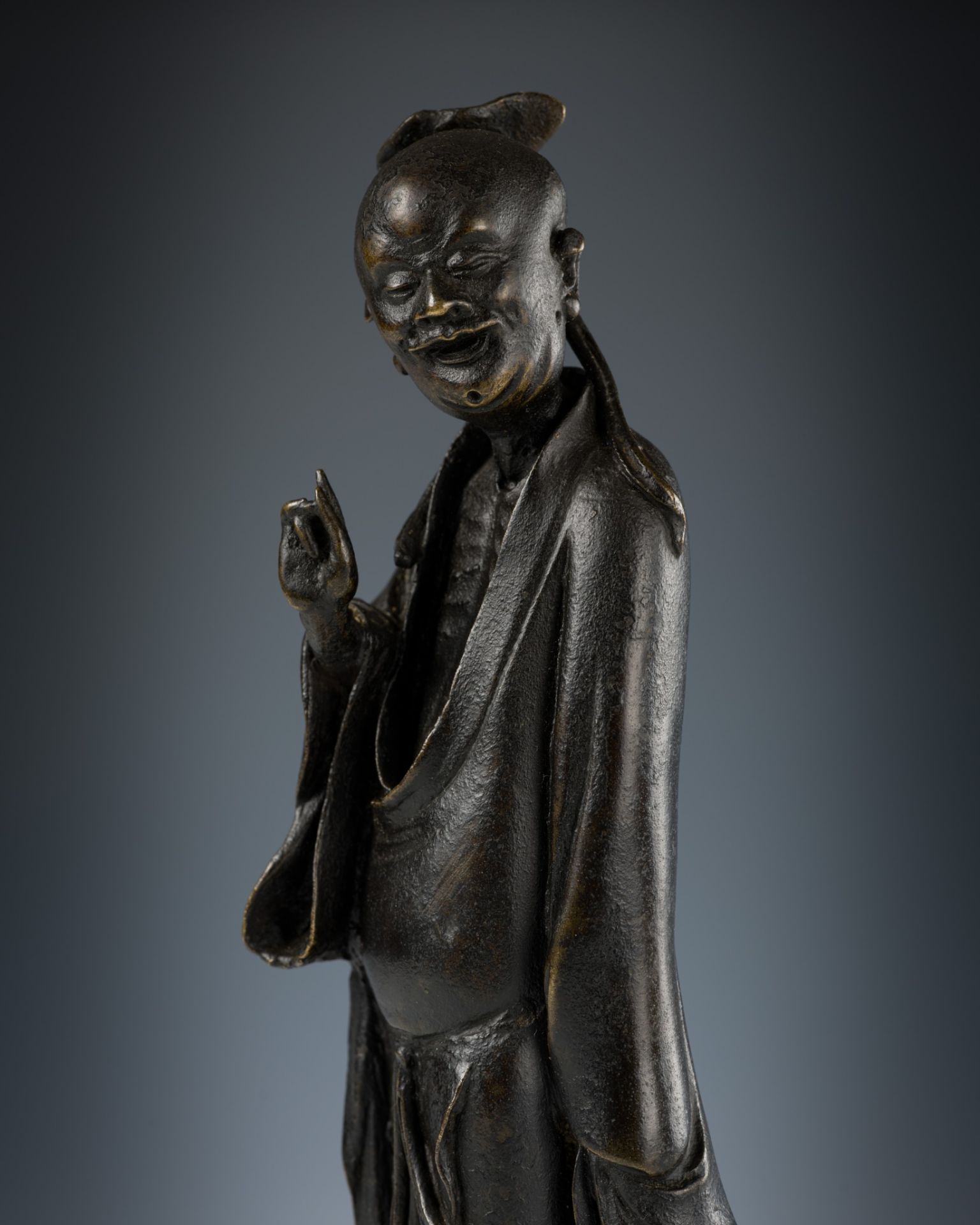 A BRONZE FIGURE OF AN IMMORTAL, LATE MING DYNASTY - Image 12 of 12