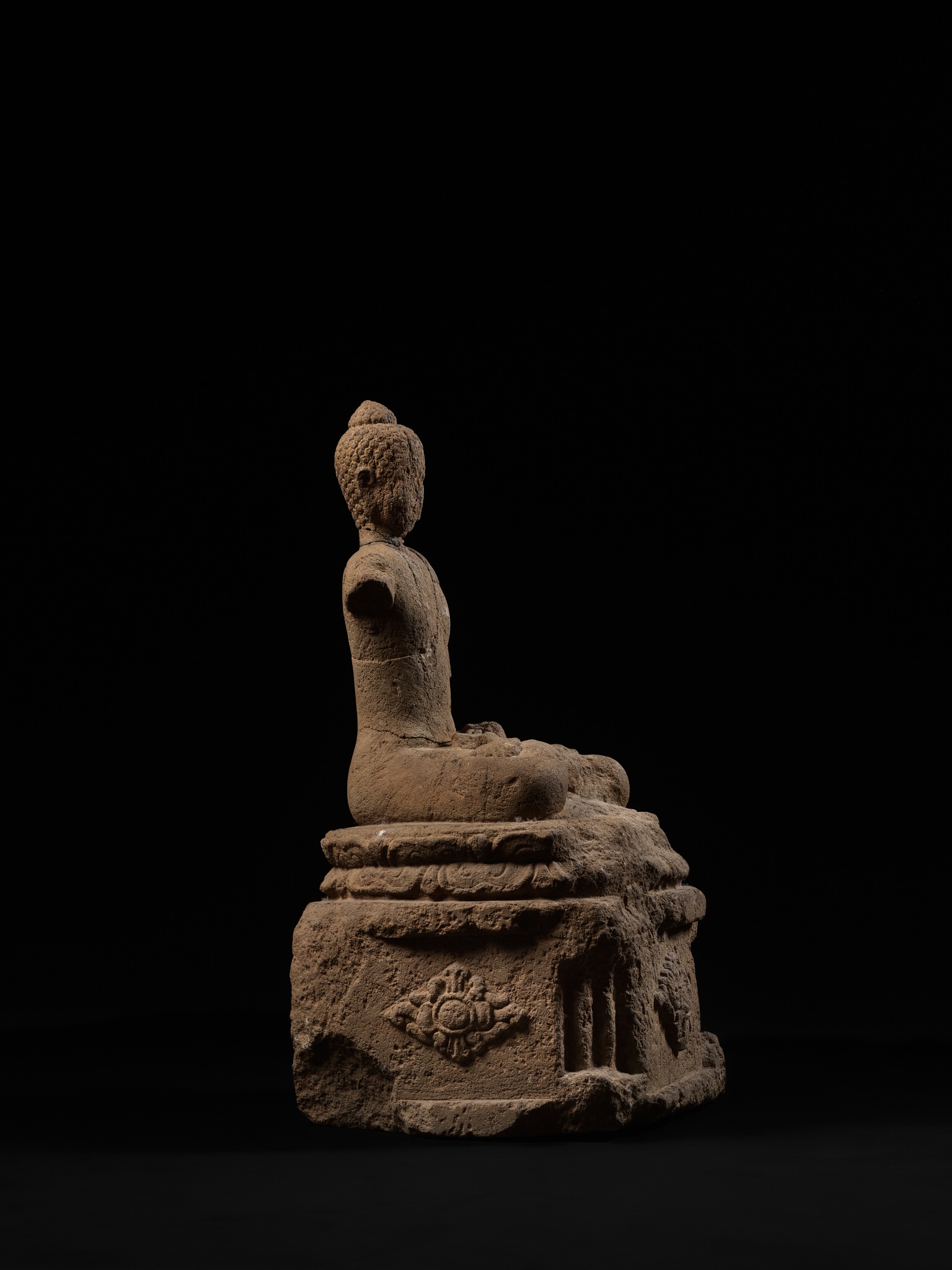 A MAJAPAHIT VOLCANIC STONE FIGURE OF BUDDHA VAIROCANA - Image 12 of 14