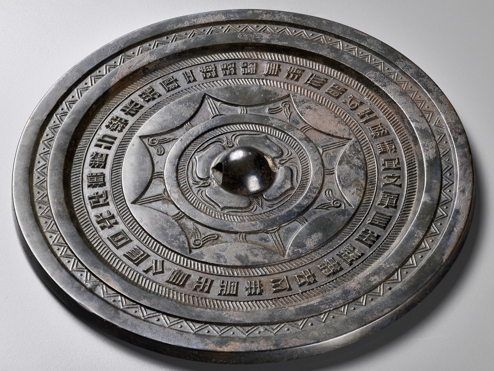 A LARGE BRONZE MIRROR WITH A 37-CHARACTER INSCRIPTION, HAN DYNASTY, CHINA, 206 BC-220 AD - Image 15 of 16