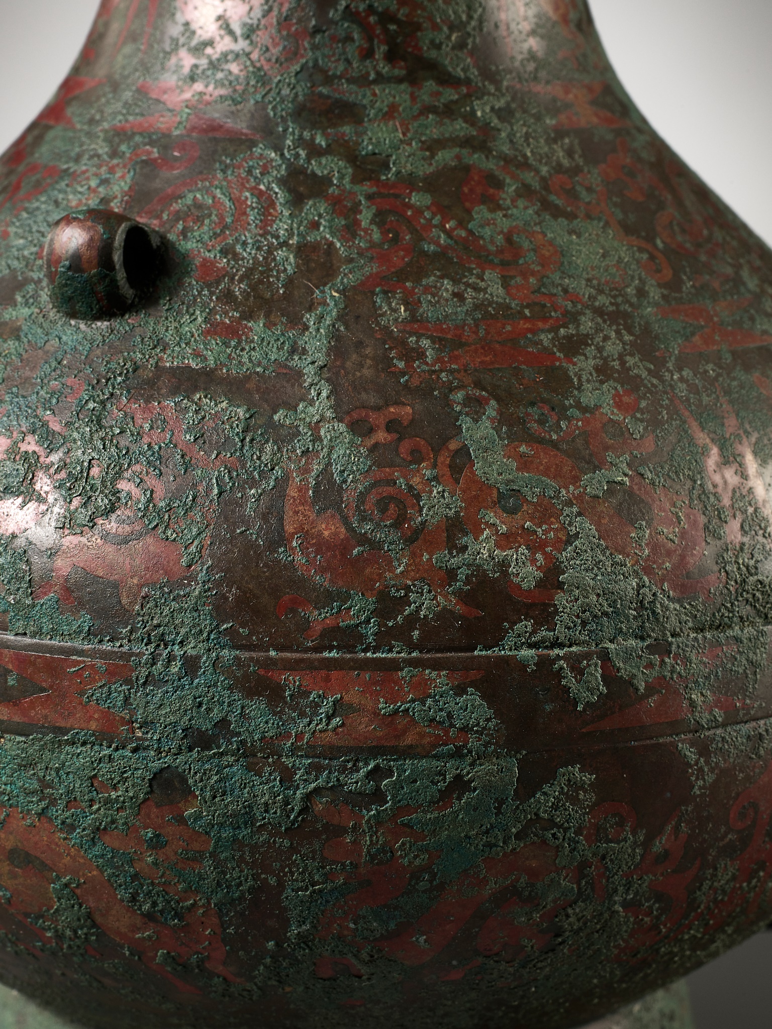 A COPPER-INLAID BRONZE RITUAL WINE VESSEL AND COVER, HU, EASTERN ZHOU DYNASTY - Image 2 of 27