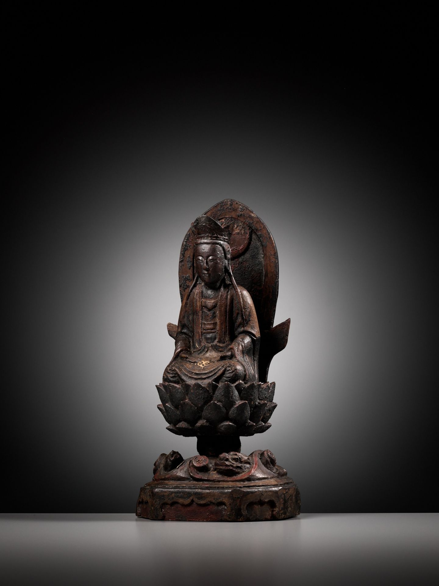 A LACQUERED WOOD FIGURE OF GUANYIN, MING DYNASTY - Image 3 of 9