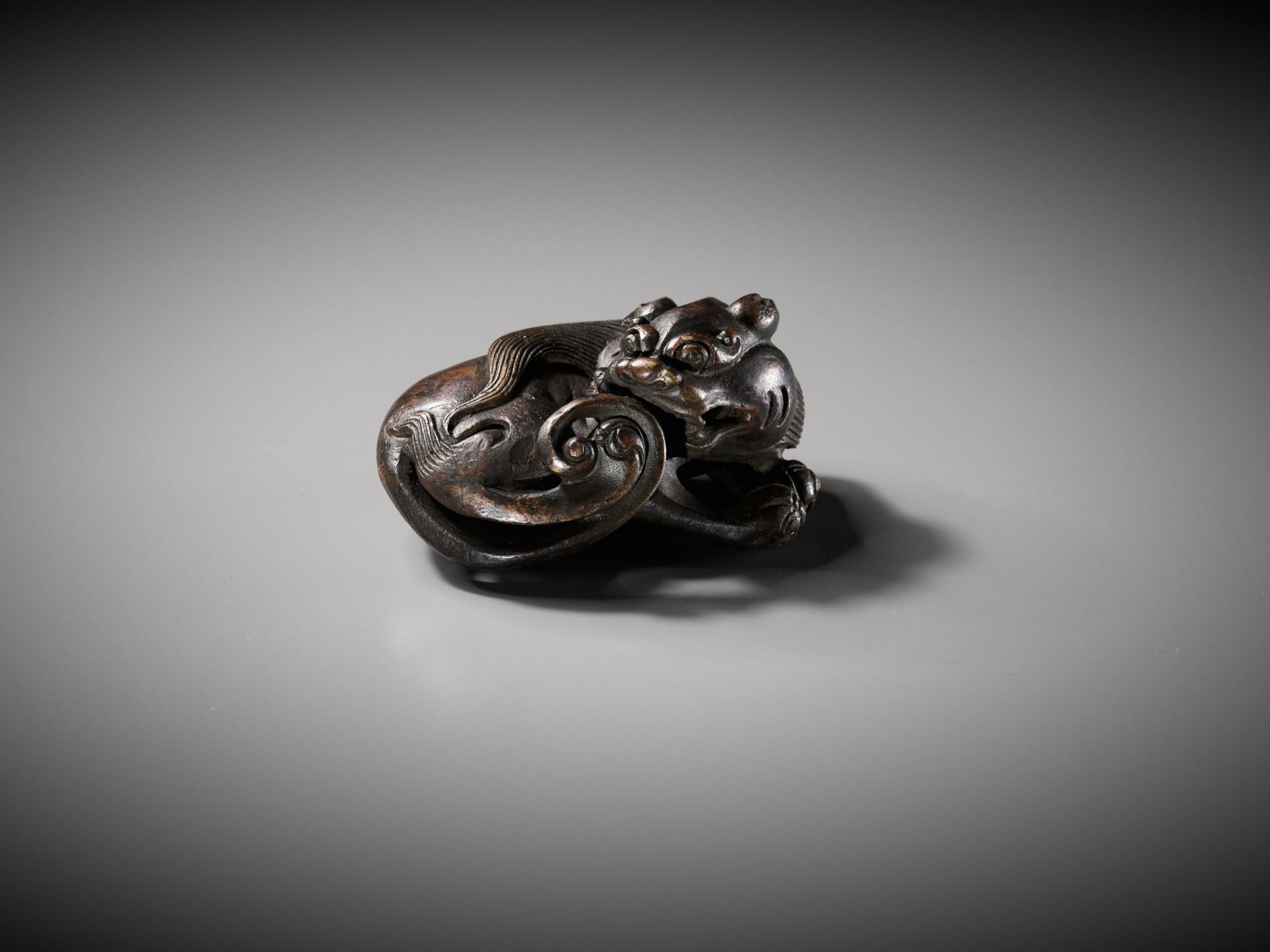 A BRONZE 'BUDDHIST LION' SCROLL WEIGHT, LATE MING DYNASTY - Image 10 of 14