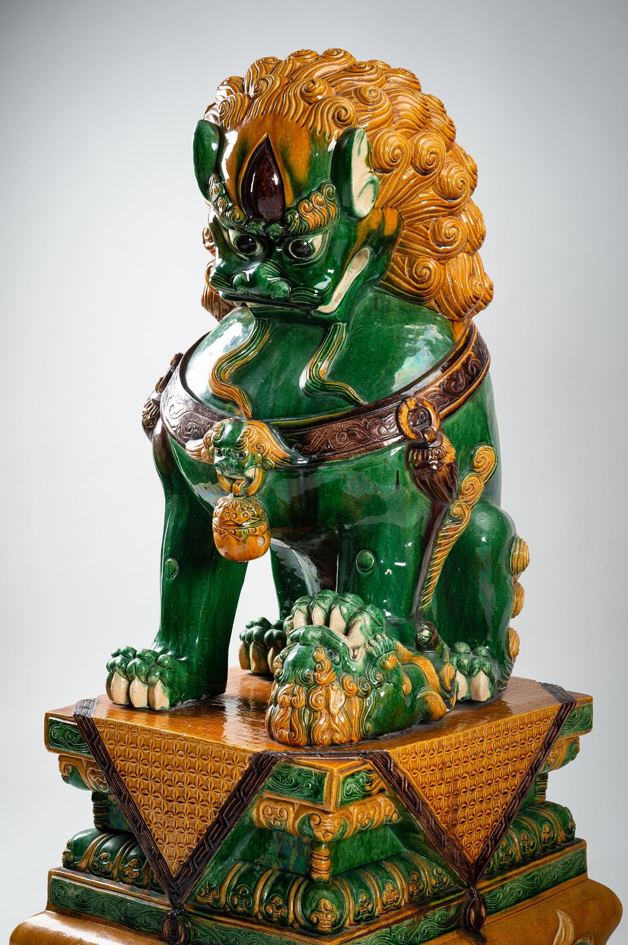 A VERY LARGE SANCAI-GLAZED PAIR OF BUDDHIST LIONS, QING - Image 12 of 31