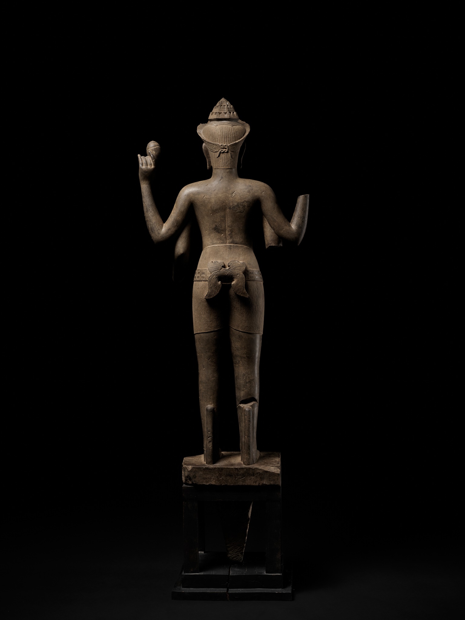AN EXTREMELY RARE AND MONUMENTAL SANDSTONE STATUE OF VISHNU, ANGKOR PERIOD - Image 13 of 17