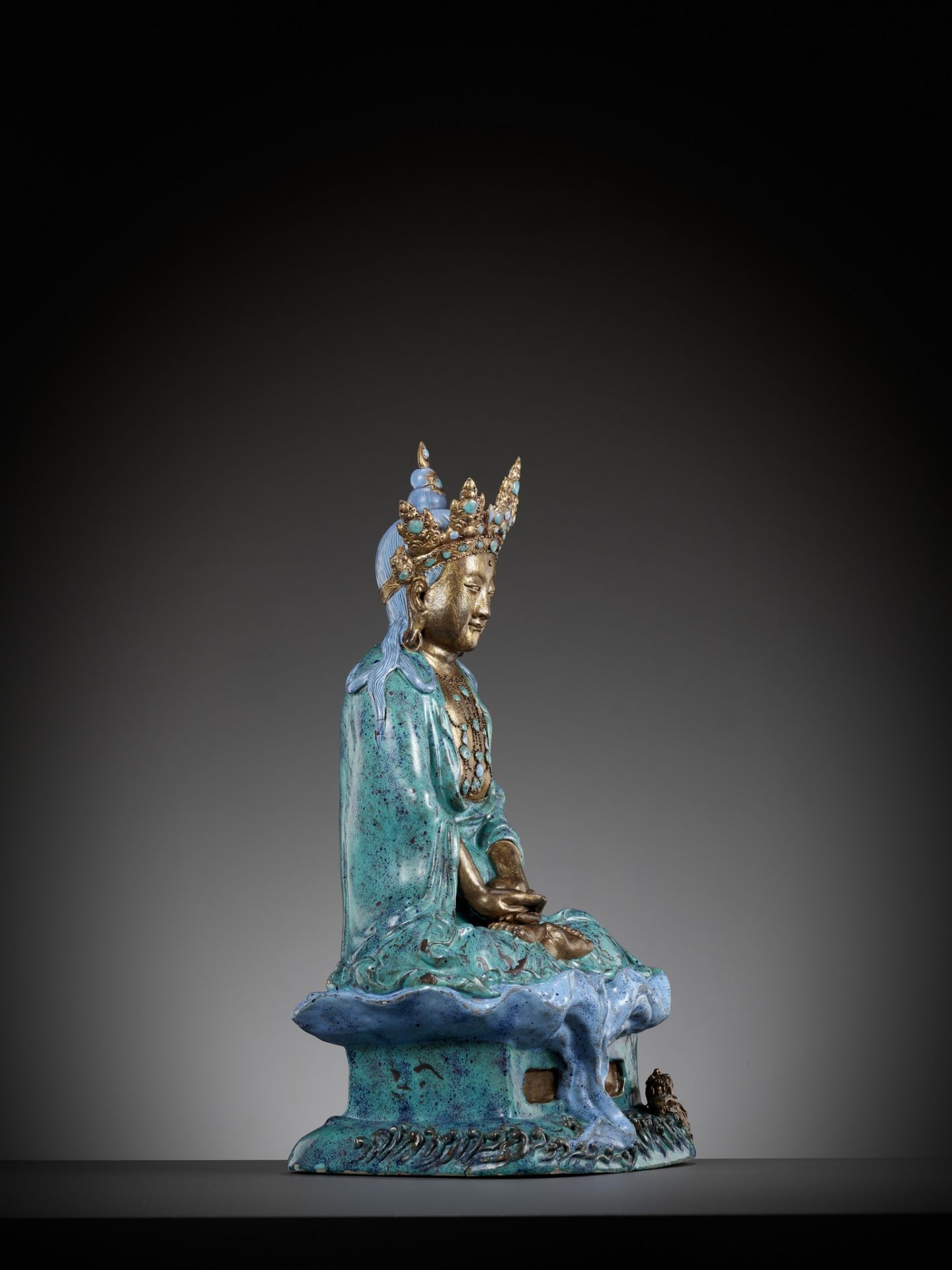 A VERY LARGE ‘ROBIN’S EGG’ ENAMELED AND GILT PORCELAIN FIGURE OF AMITAYUS,QIANLONG TO JIAQING PERIOD - Image 14 of 17