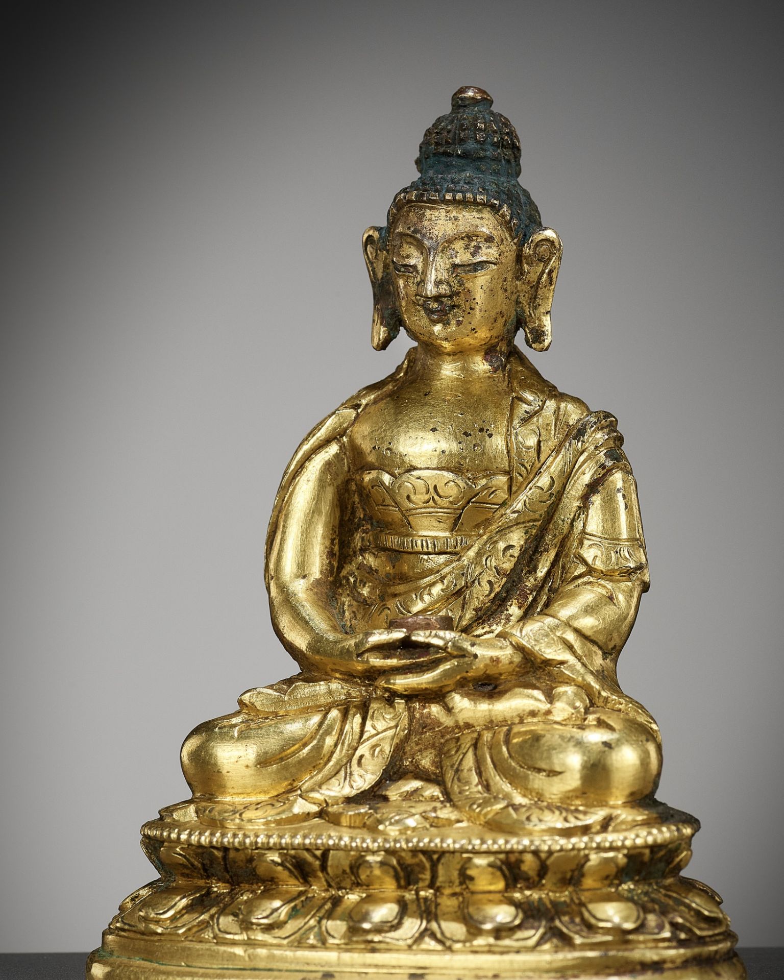 A SMALL GILT BRONZE FIGURE OF BUDDHA AMITABHA, 17TH-18TH CENTURY