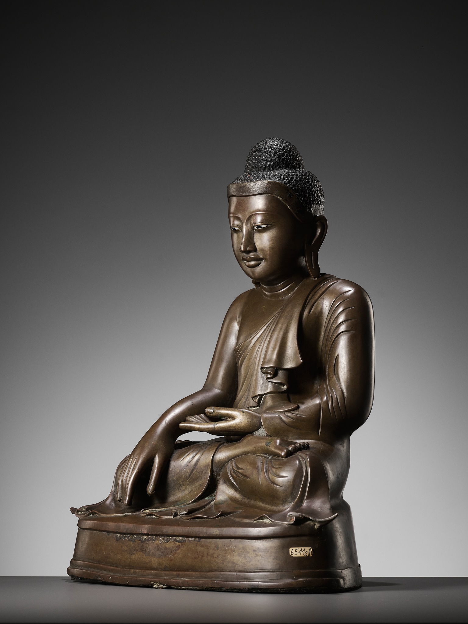 A BRONZE STATUE OF BUDDHA SHAKYAMUNI, MANDALAY PERIOD - Image 7 of 16