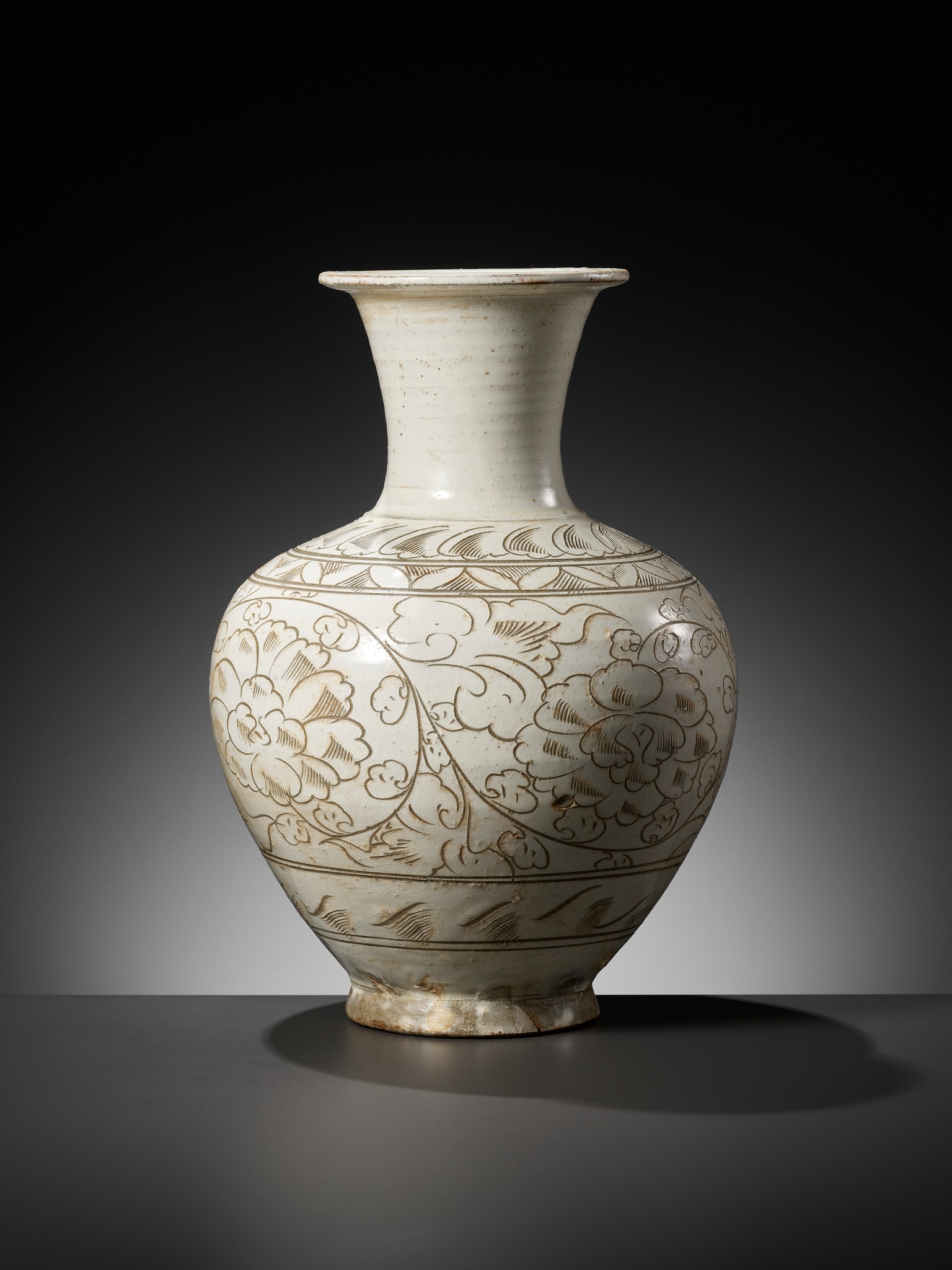 A CARVED CIZHOU SGRAFFIATO VASE, NORTHERN SONG DYNASTY - Image 5 of 17
