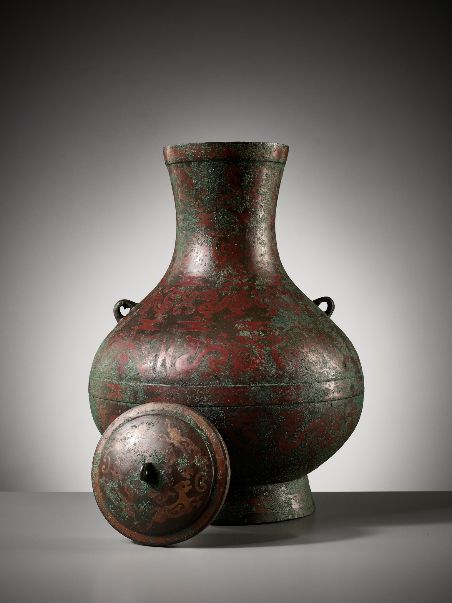 A COPPER-INLAID BRONZE RITUAL WINE VESSEL AND COVER, HU, EASTERN ZHOU DYNASTY - Image 3 of 27