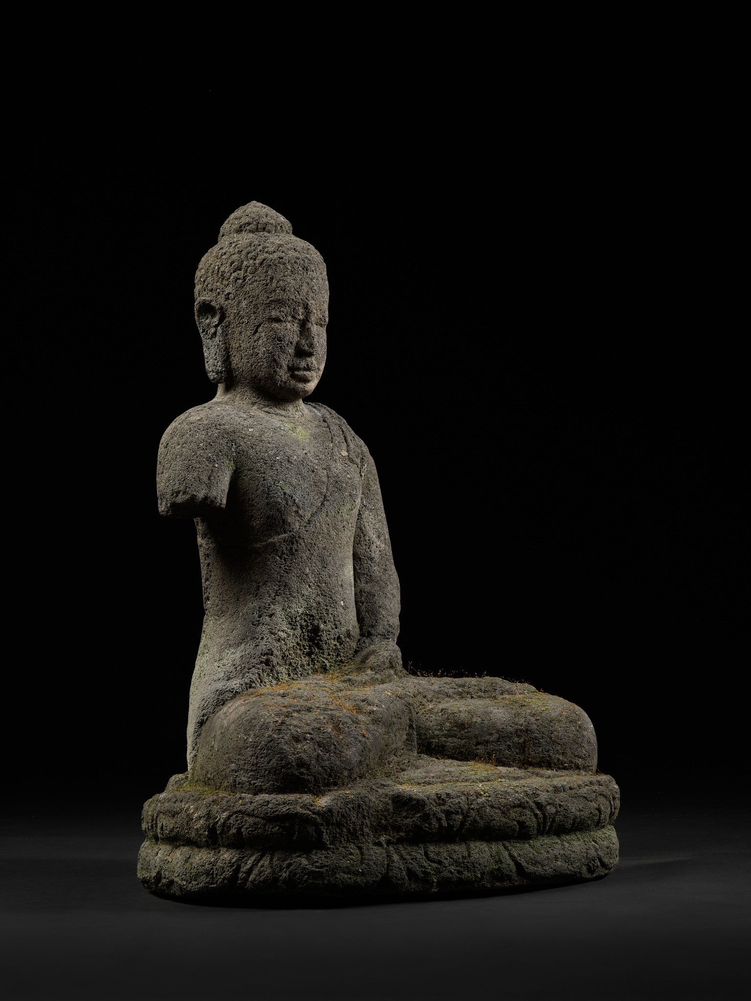 A VOLCANIC STONE FIGURE OF BUDDHA, CENTRAL JAVA, INDONESIA, FIRST HALF OF THE 9TH CENTURY - Image 13 of 14