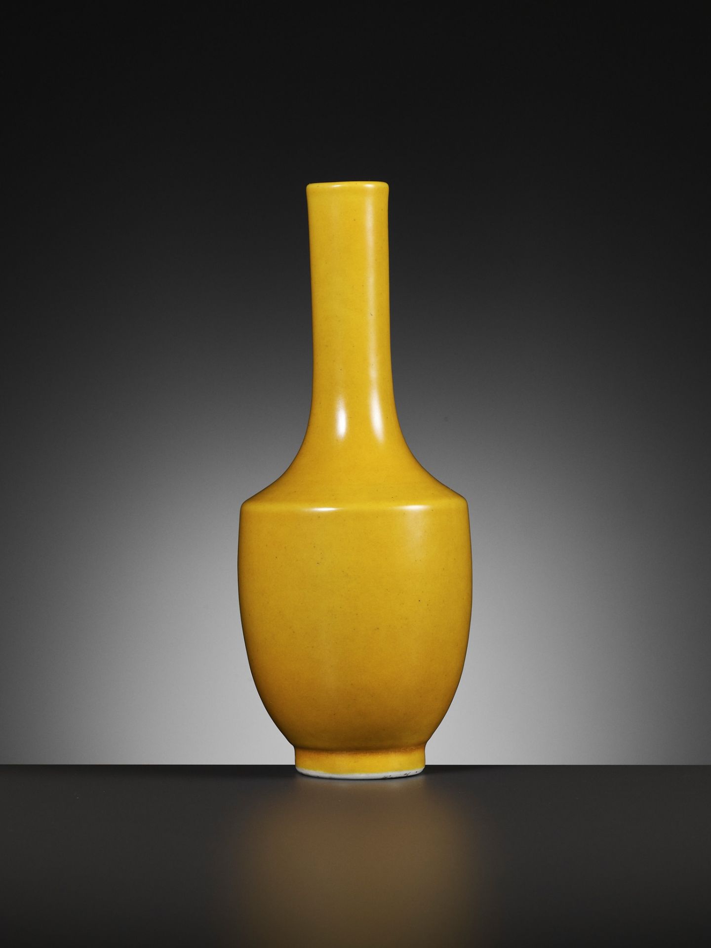 AN IMPERIAL YELLOW-GLAZED MONOCHROME MALLET VASE, YONGZHENG MARK, QING DYNASTY - Image 9 of 9