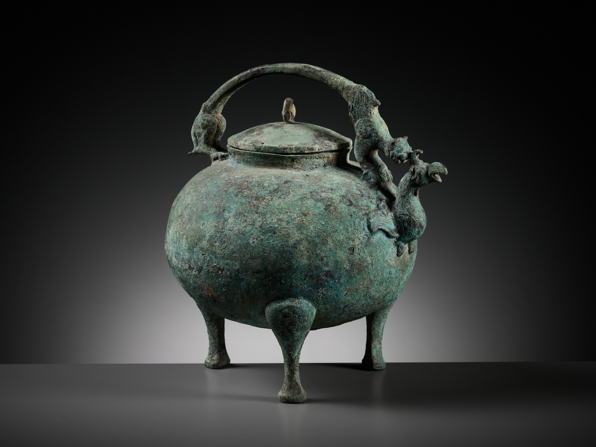 A BRONZE TRIPOD RITUAL VESSEL AND COVER, HE, LATE WARRING STATES TO WESTERN HAN PERIOD - Image 2 of 20