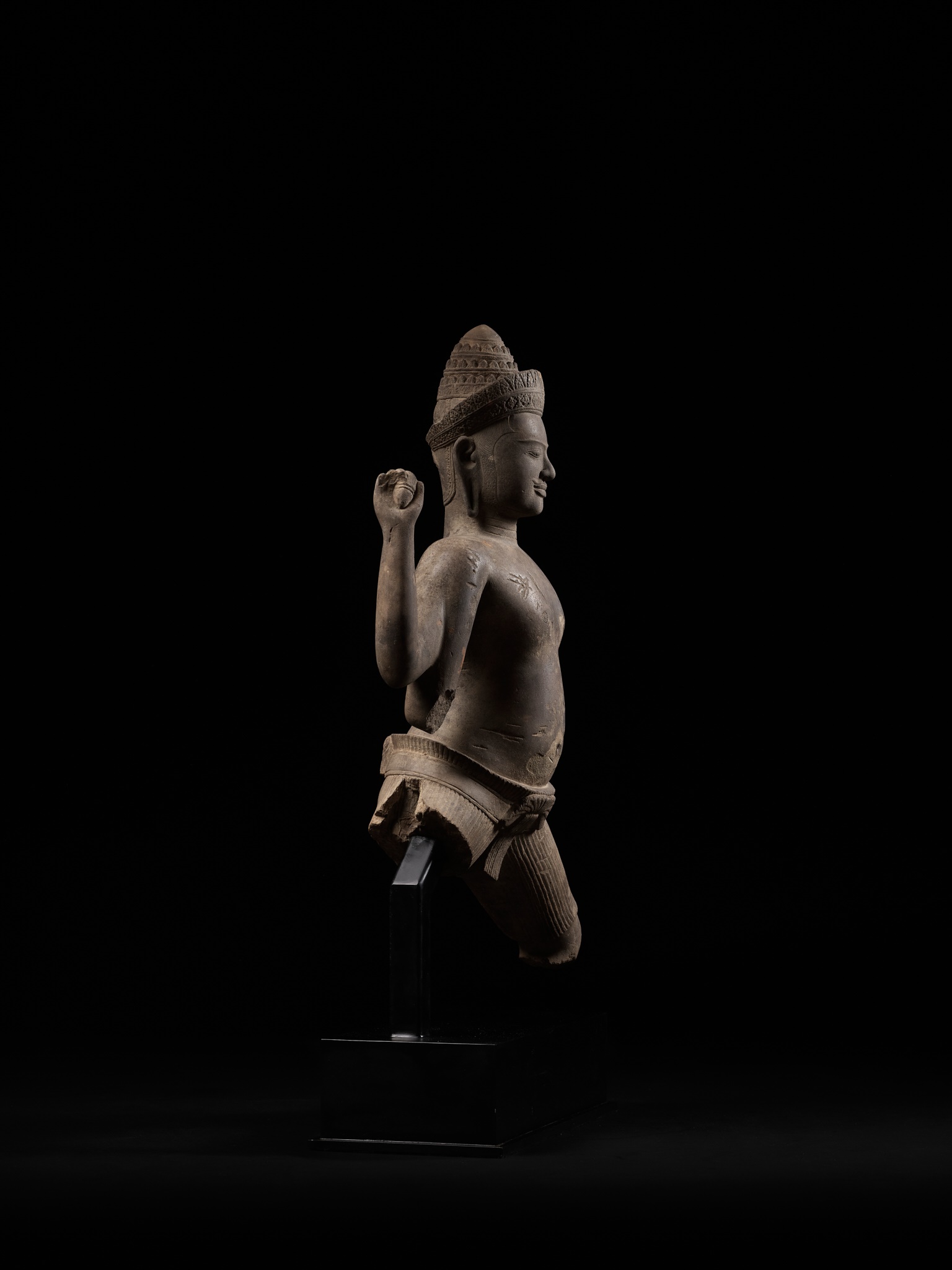 A KHMER SANDSTONE FIGURE OF A MALE DEITY, ANGKOR PERIOD - Image 12 of 13