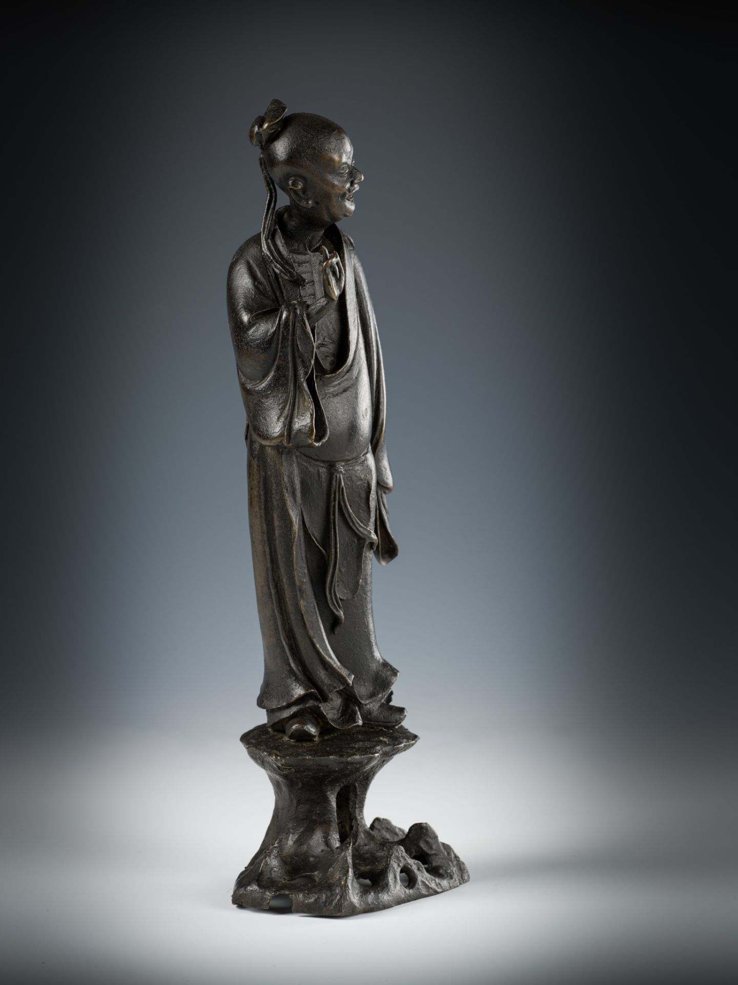 A BRONZE FIGURE OF AN IMMORTAL, LATE MING DYNASTY - Image 3 of 12