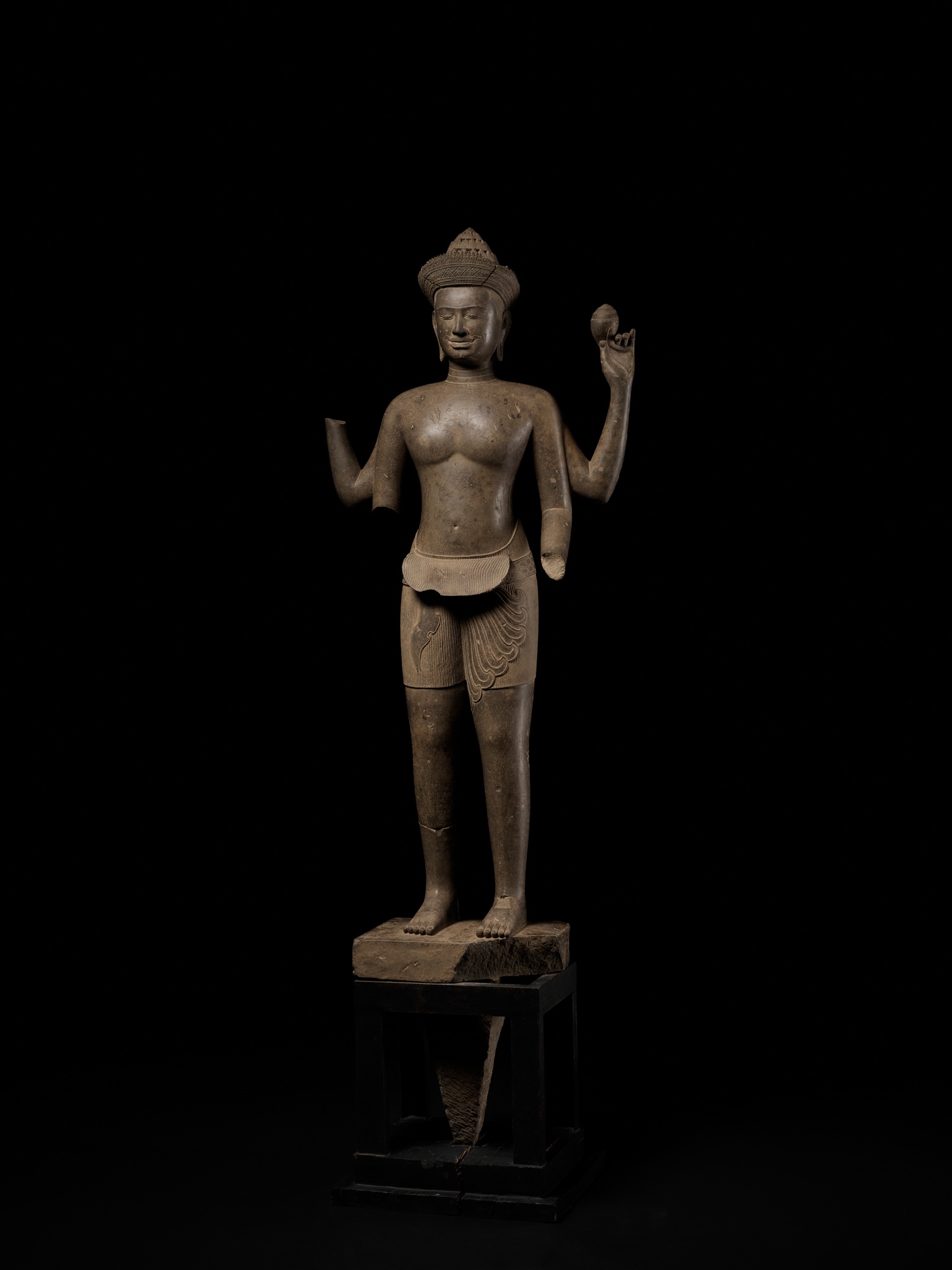 AN EXTREMELY RARE AND MONUMENTAL SANDSTONE STATUE OF VISHNU, ANGKOR PERIOD - Image 10 of 17