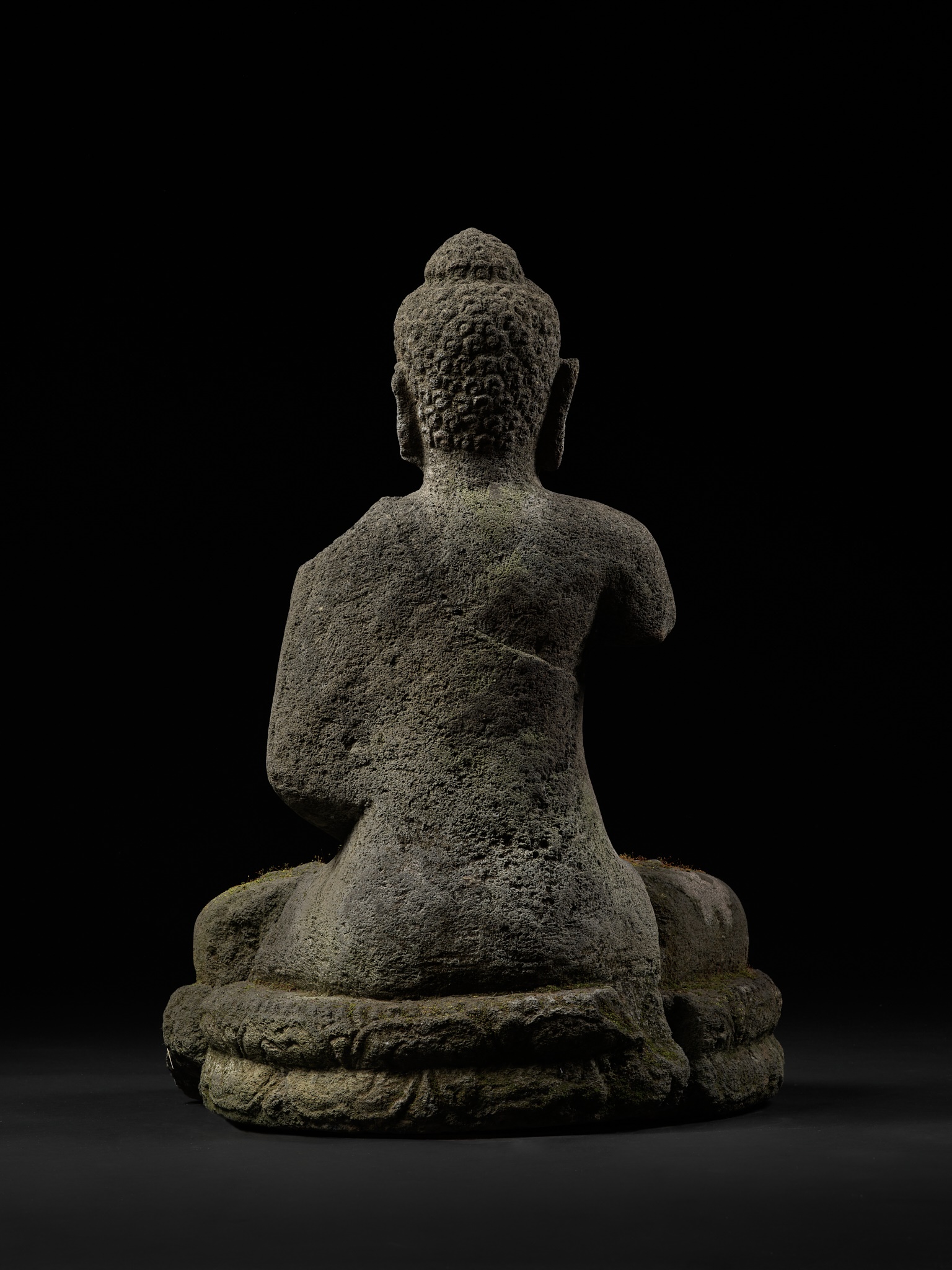A VOLCANIC STONE FIGURE OF BUDDHA, CENTRAL JAVA, INDONESIA, FIRST HALF OF THE 9TH CENTURY - Image 12 of 14
