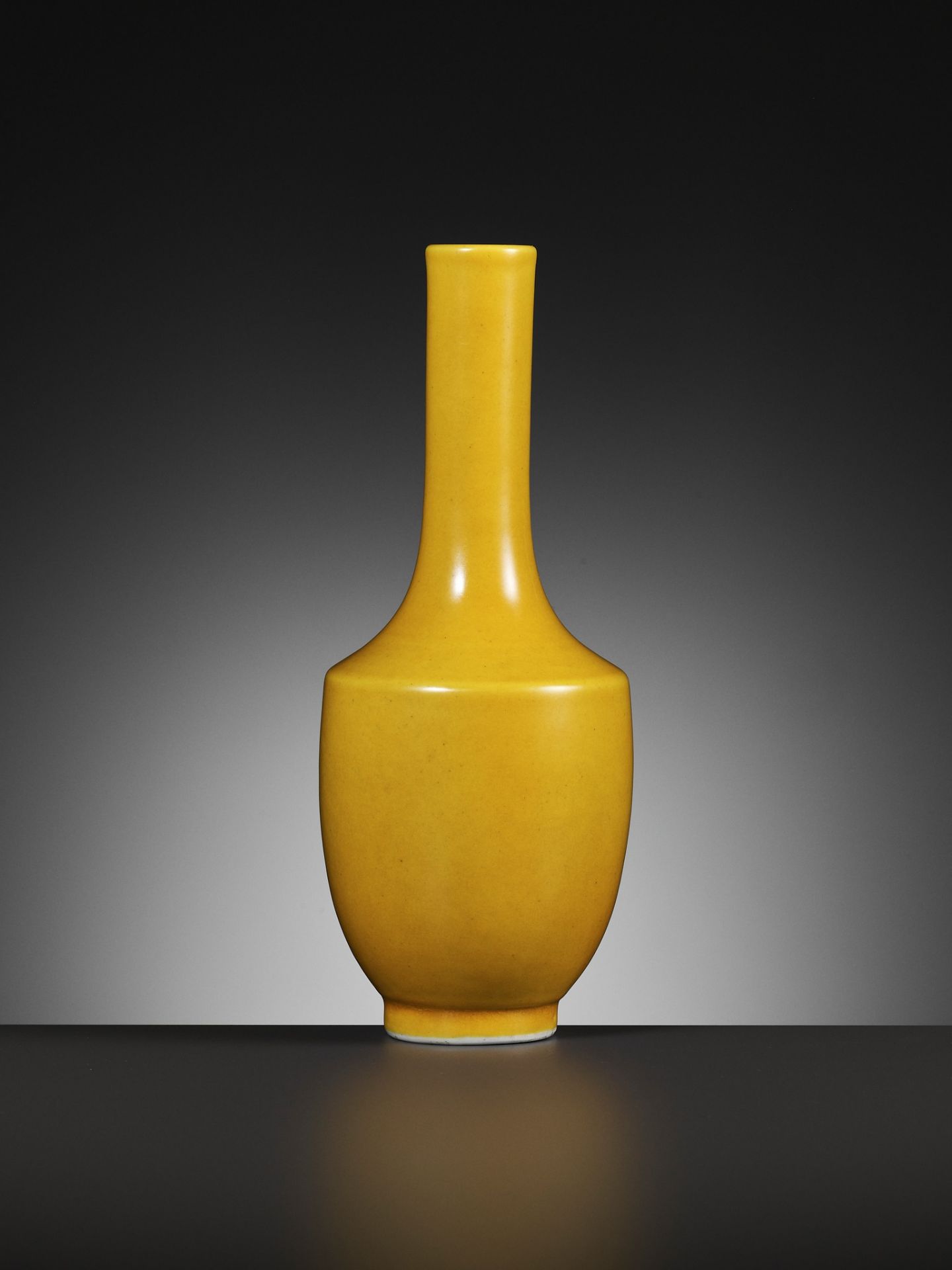AN IMPERIAL YELLOW-GLAZED MONOCHROME MALLET VASE, YONGZHENG MARK, QING DYNASTY - Image 6 of 9