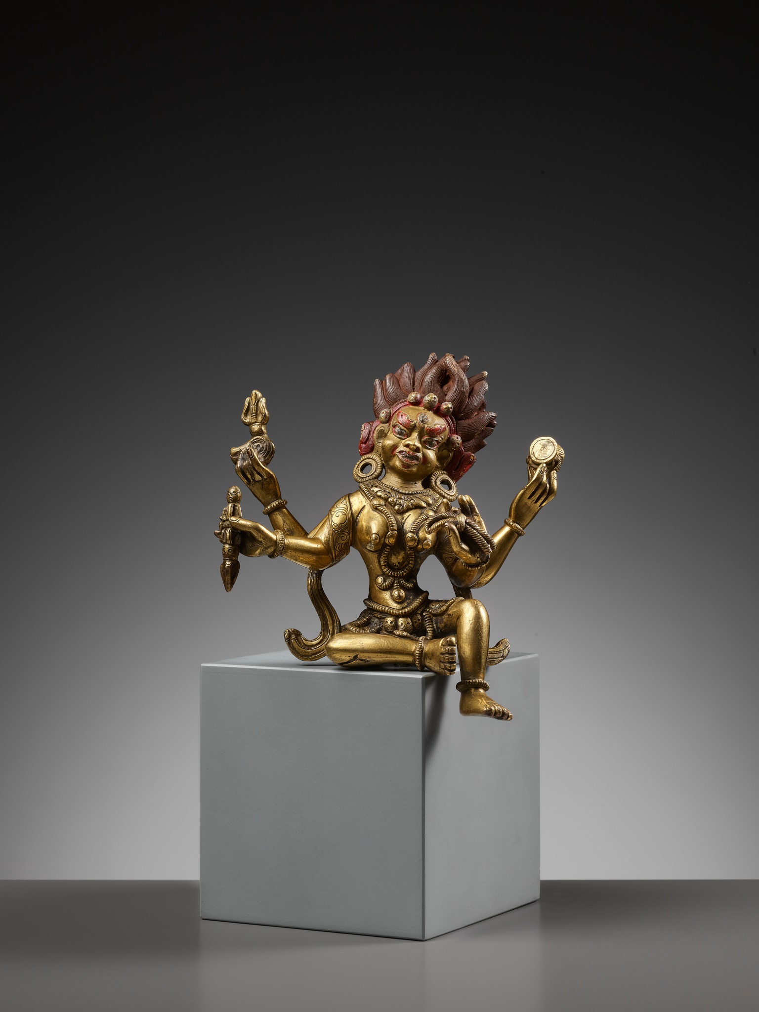 A GILT BRONZE FIGURE OF PALDEN LHAMO, 17TH-18TH CENTURY - Image 3 of 10