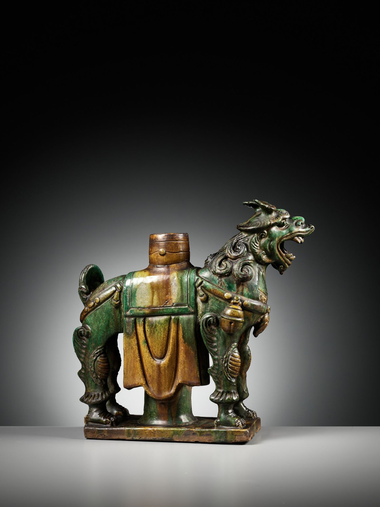A LARGE SANCAI GLAZED 'BUDDHIST LION' CANDLEHOLDER, MING DYNASTY - Image 10 of 12