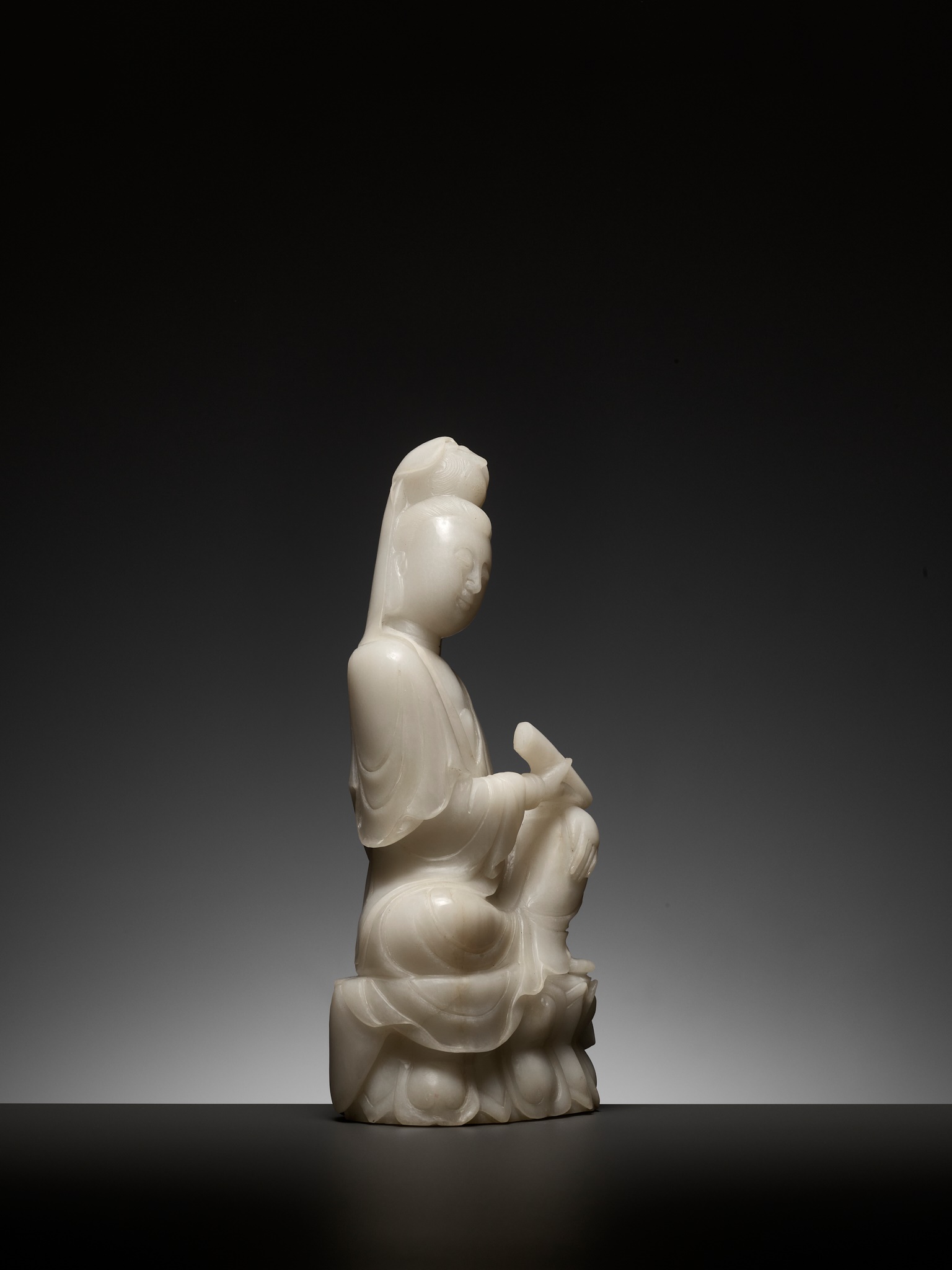 A CARVED ALABASTER FIGURE OF GUANYIN, LATE QING DYNASTY - Image 7 of 8