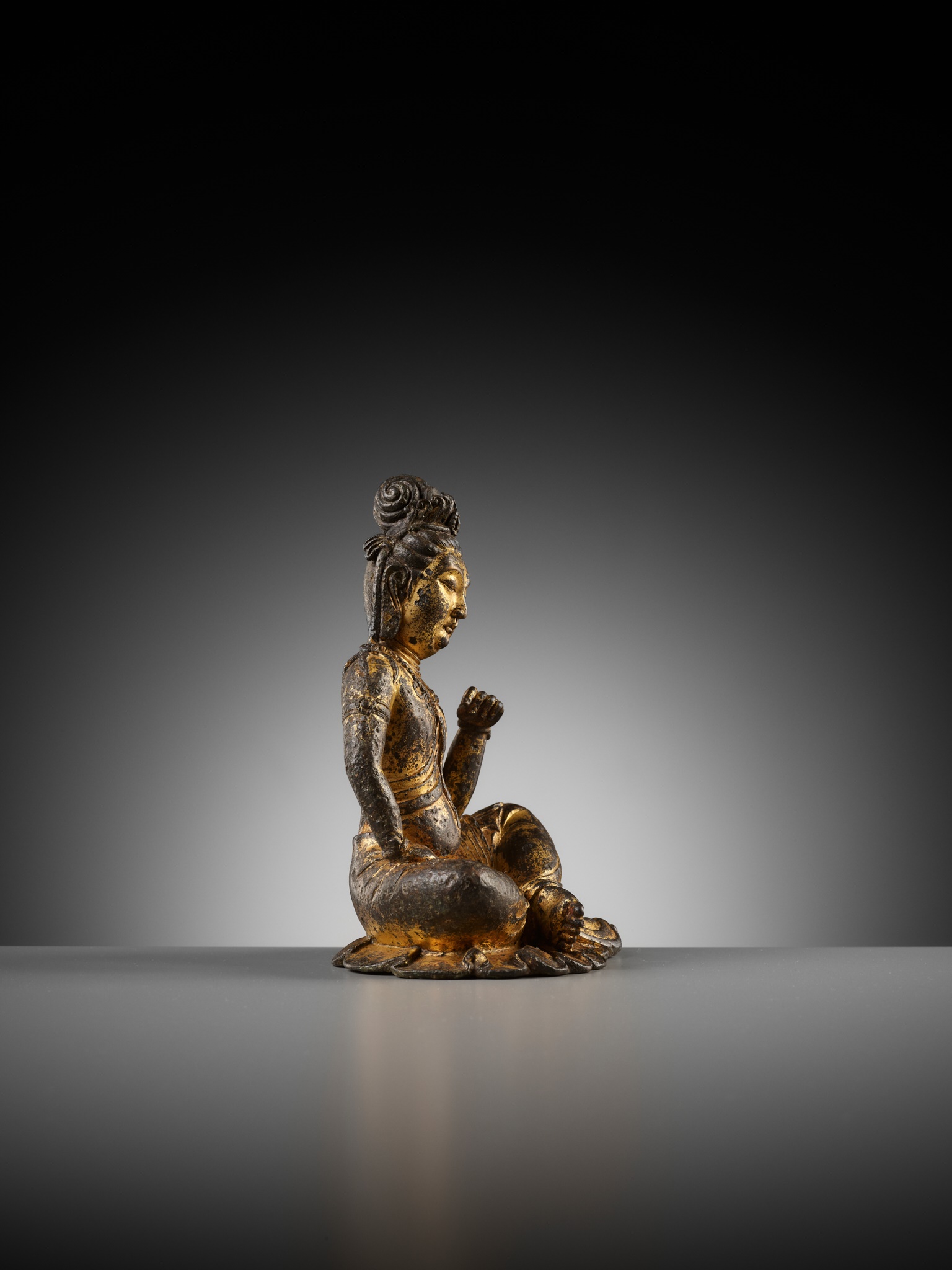 A GILT BRONZE FIGURE OF GUANYIN, PROBABLY TANG DYNASTY - Image 11 of 12