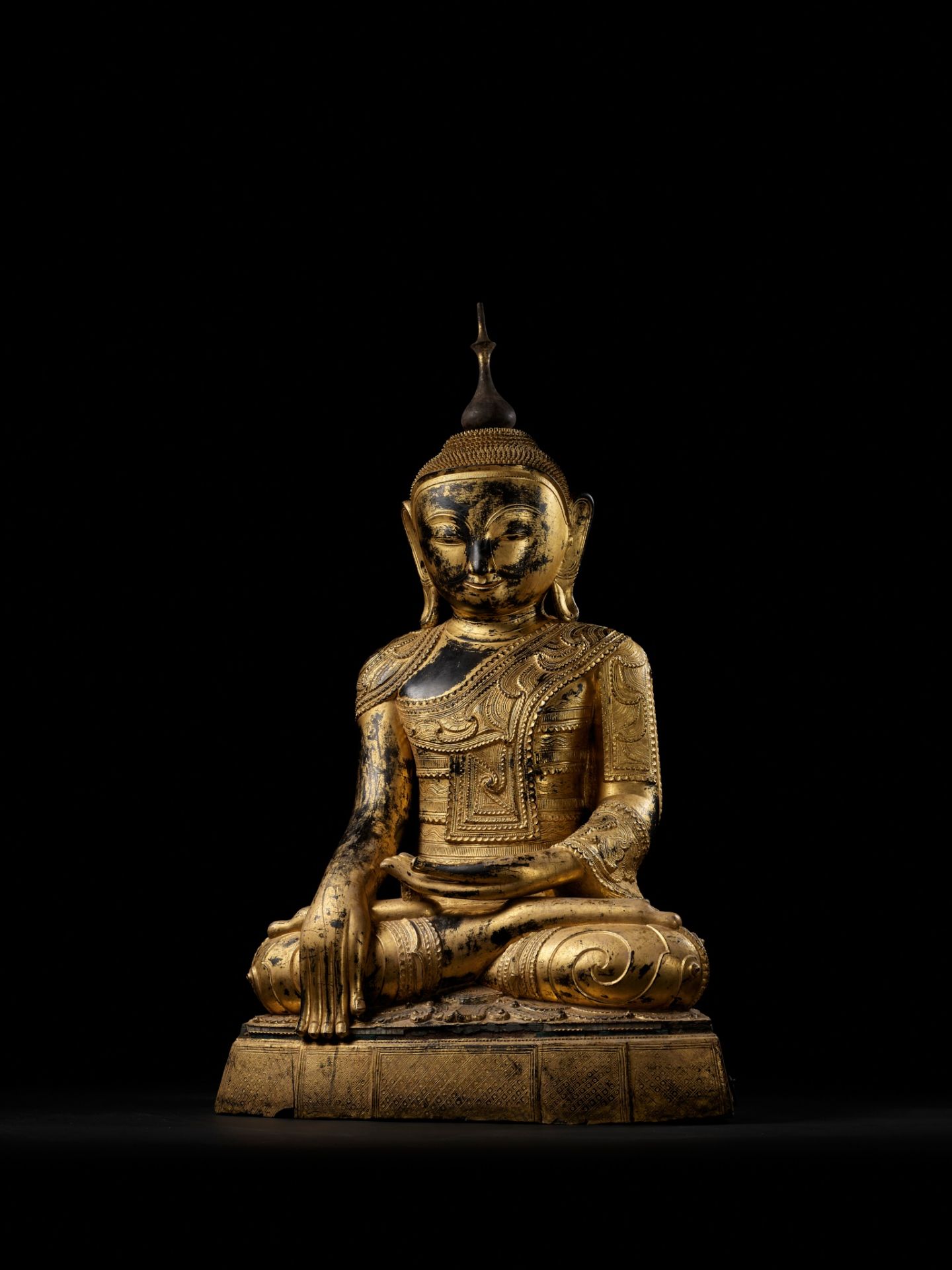 A LARGE GILT-LACQUERED WOOD FIGURE OF BUDDHA SHAKYAMUNI - Image 2 of 10