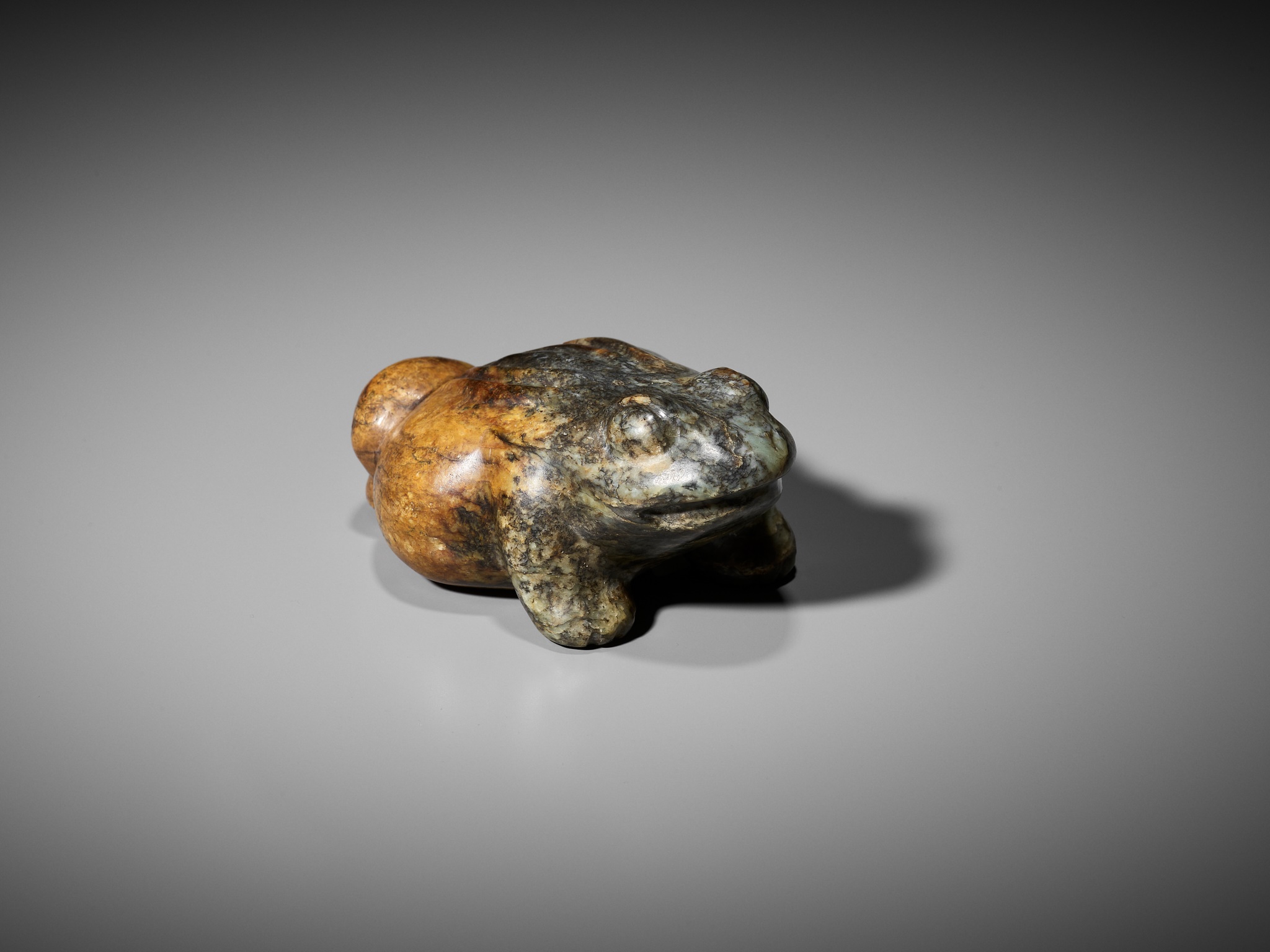 A LARGE GREEN AND RUSSET JADE FIGURE OF A THREE-LEGGED TOAD, MING DYNASTY - Image 10 of 13