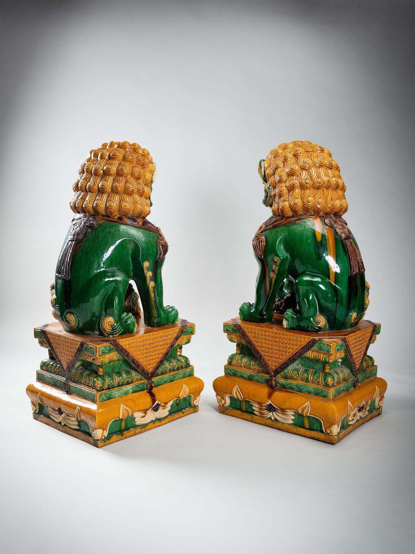 A VERY LARGE SANCAI-GLAZED PAIR OF BUDDHIST LIONS, QING - Image 20 of 31