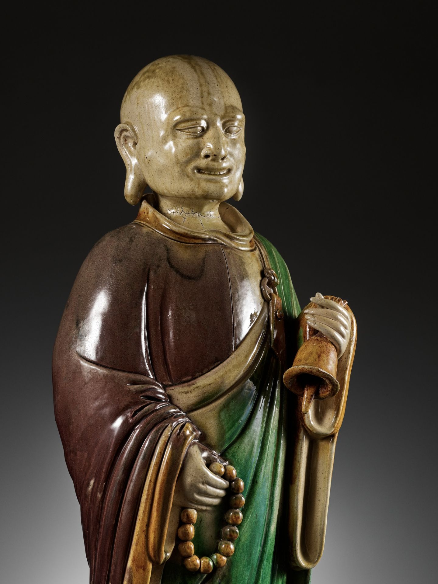 A MASSIVE SANCAI-GLAZED FIGURE OF A MONK, LATE MING DYNASTY TO KANGXI PERIOD - Image 14 of 16