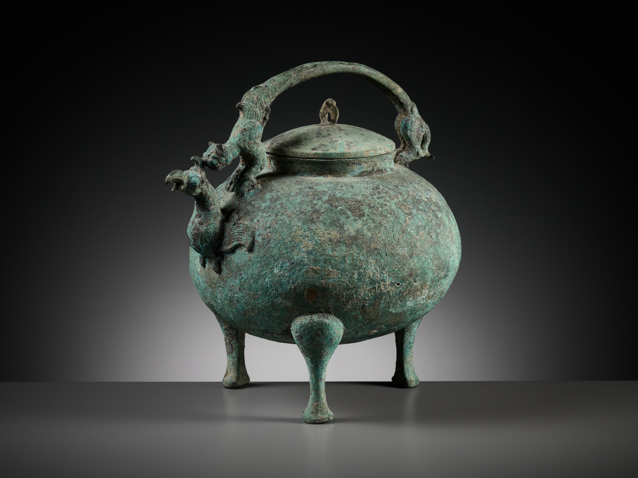 A BRONZE TRIPOD RITUAL VESSEL AND COVER, HE, LATE WARRING STATES TO WESTERN HAN PERIOD - Image 12 of 20