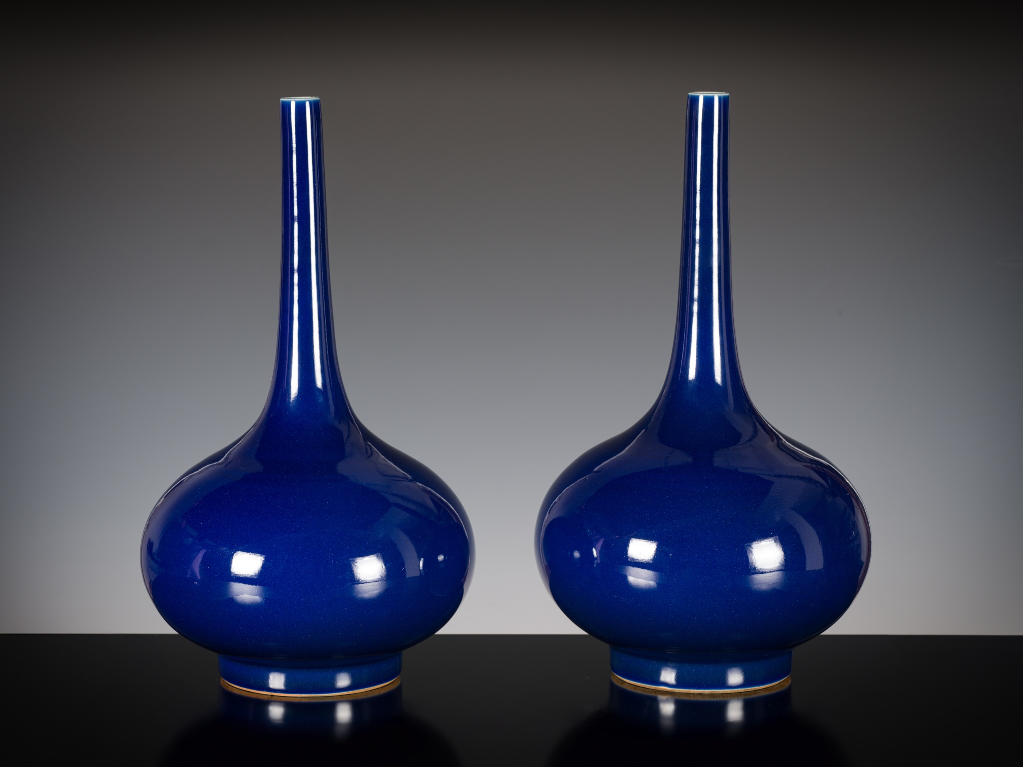 A LARGE PAIR OF BLUE-GLAZED BOTTLE VASES, LATE QING DYNASTY - Image 5 of 5
