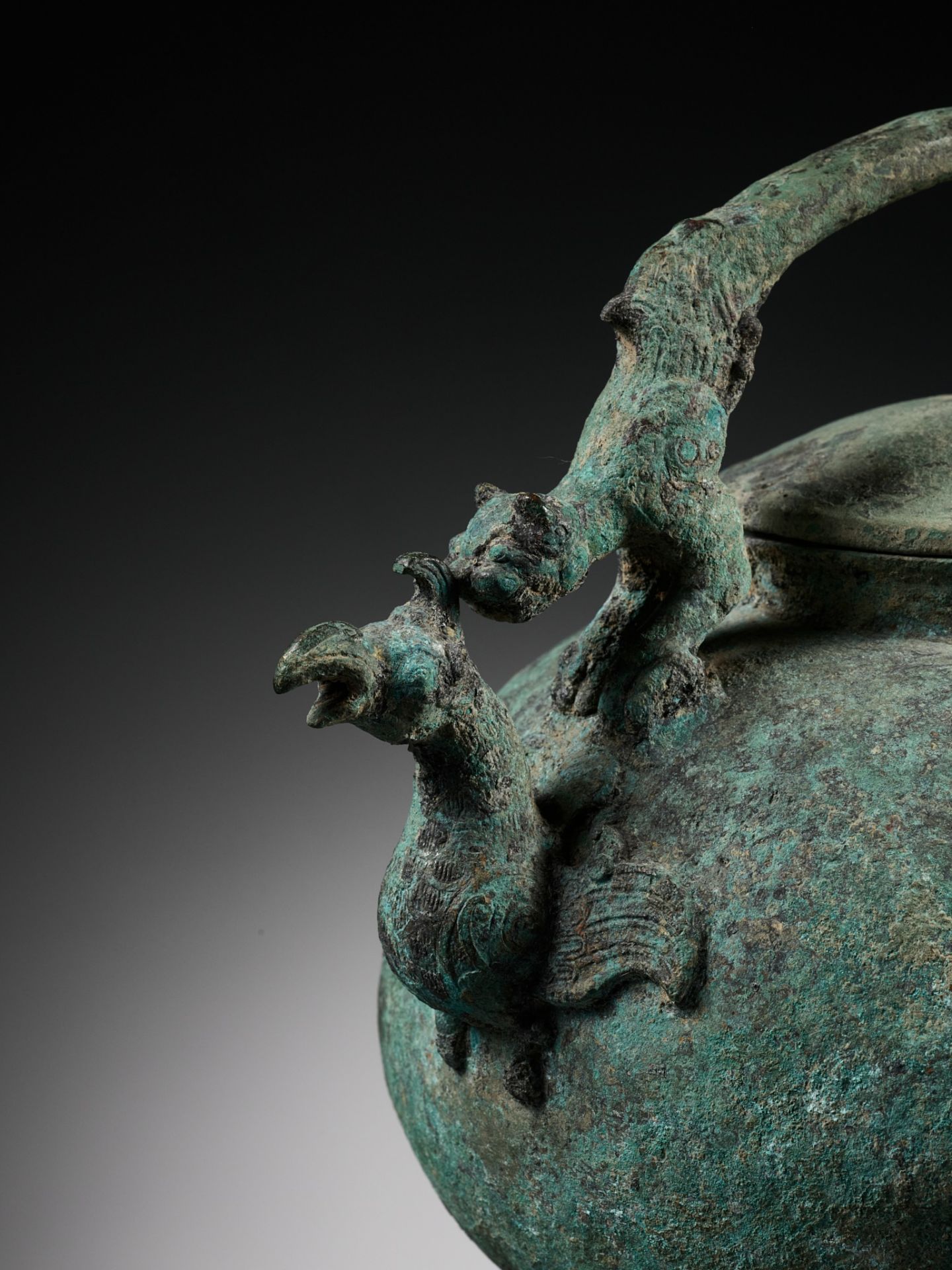 A BRONZE TRIPOD RITUAL VESSEL AND COVER, HE, LATE WARRING STATES TO WESTERN HAN PERIOD - Image 10 of 20