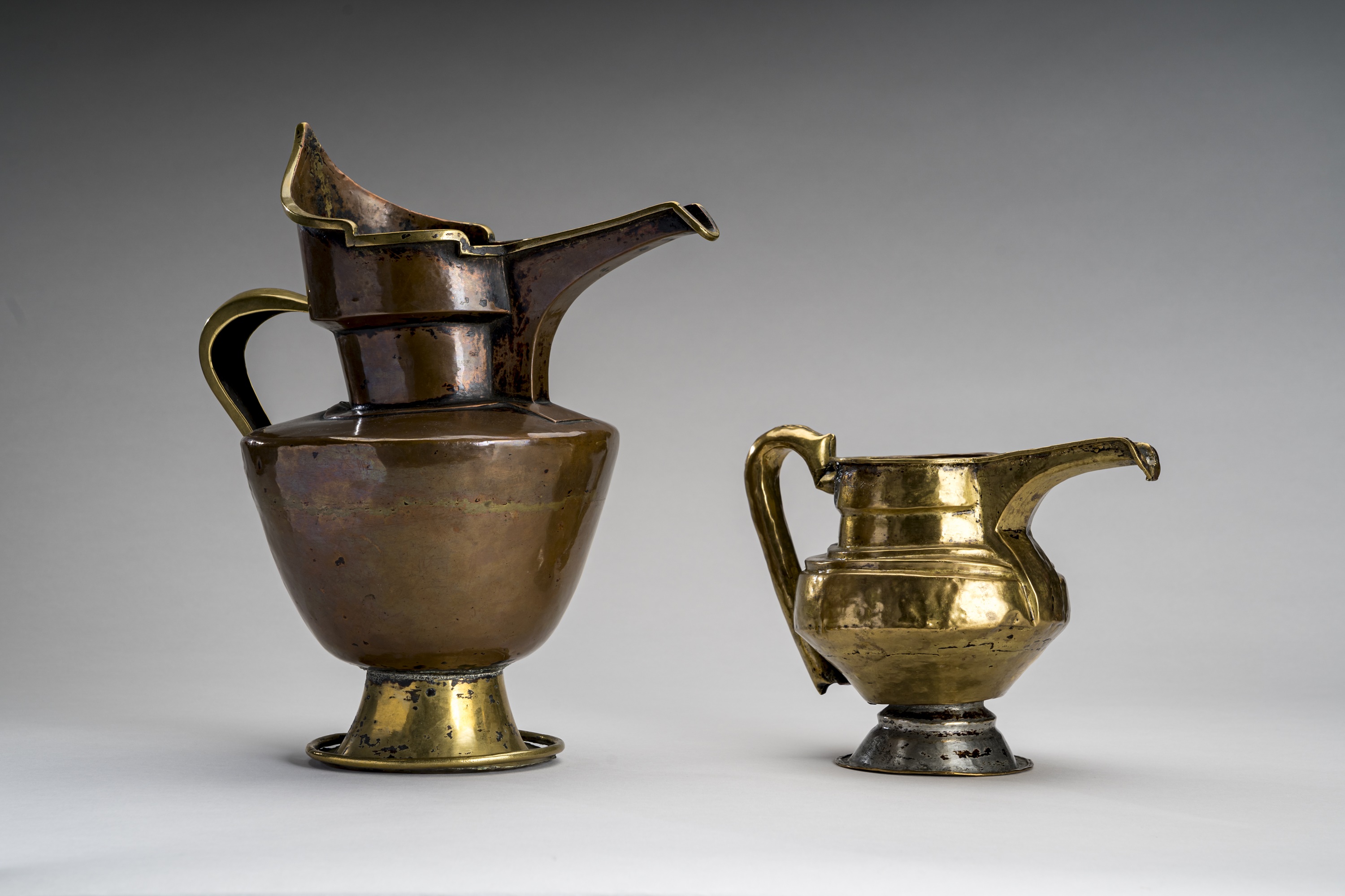 A PARCEL-GILT COPPER 'MONK'S CAP' EWER AND A BRASS EWER, 19th CENTURY - Image 3 of 8