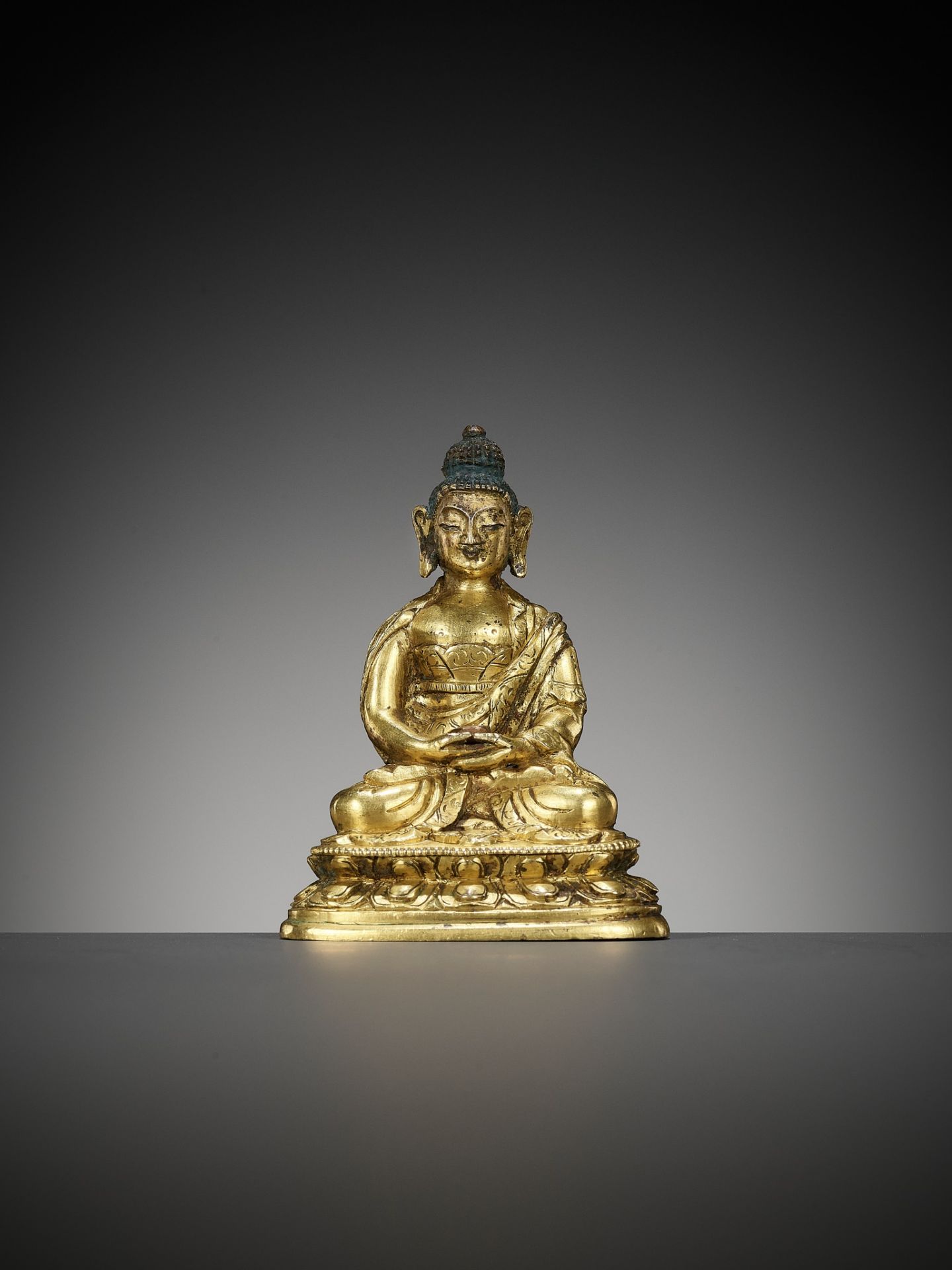 A SMALL GILT BRONZE FIGURE OF BUDDHA AMITABHA, 17TH-18TH CENTURY - Image 2 of 12